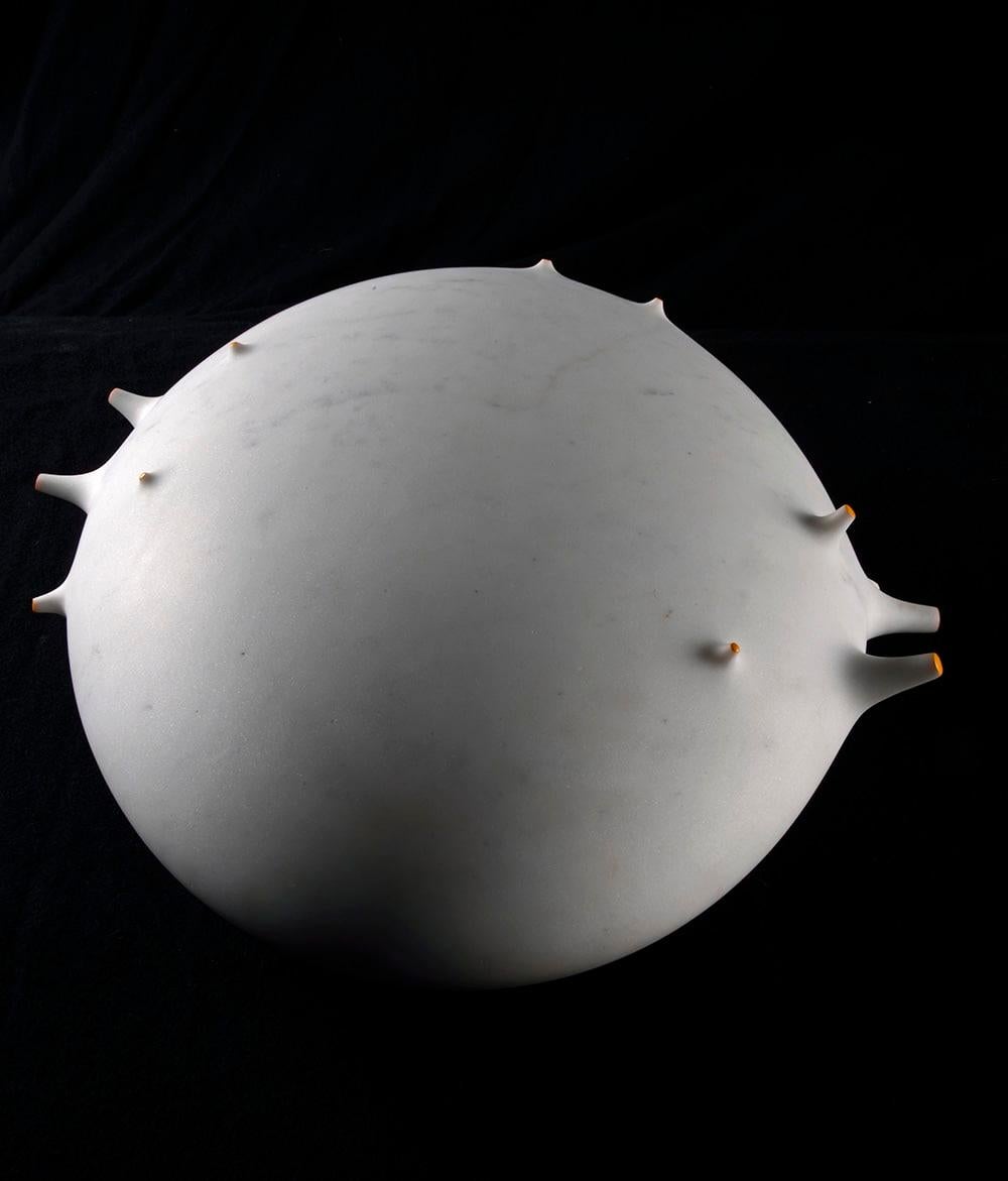 Entre le ciel et la mer de Francesca Bernardini - Sculpture abstraite en marbre de Carrare en vente 2
