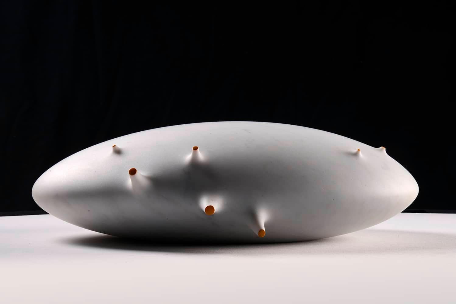 Between Sky and Sea est une sculpture unique en marbre Statuario Carrara et en émail de l'artiste contemporaine Francesca Bernardini. Les dimensions sont de 14 × 43 × 35 cm (5,5 × 16,9 × 13,8 in). 
La sculpture est signée et accompagnée d'un