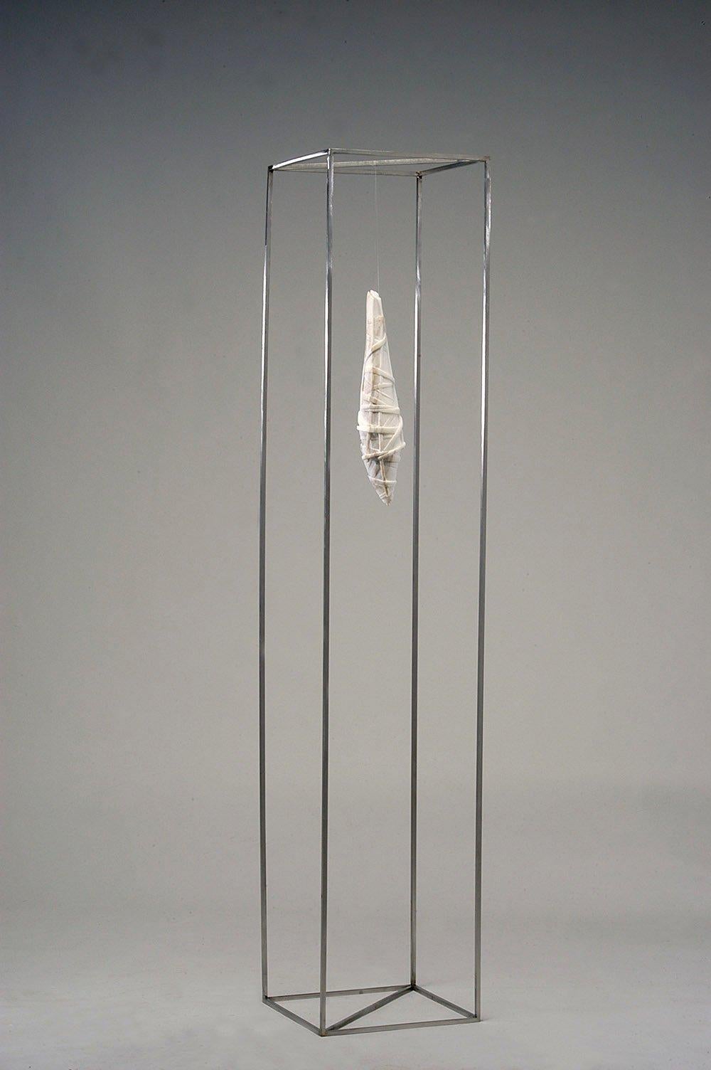 Costruzione von Francesca Bernardini – Abstrakte Skulptur aus Marmor und Stahl im Angebot 1