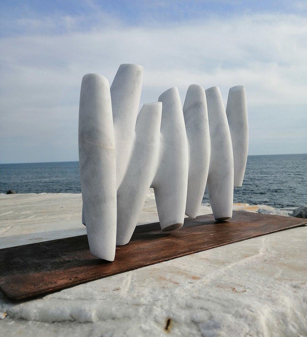 First Connections von Francesca Bernardini – Abstrakte Skulptur aus Carrara-Marmor im Angebot 1