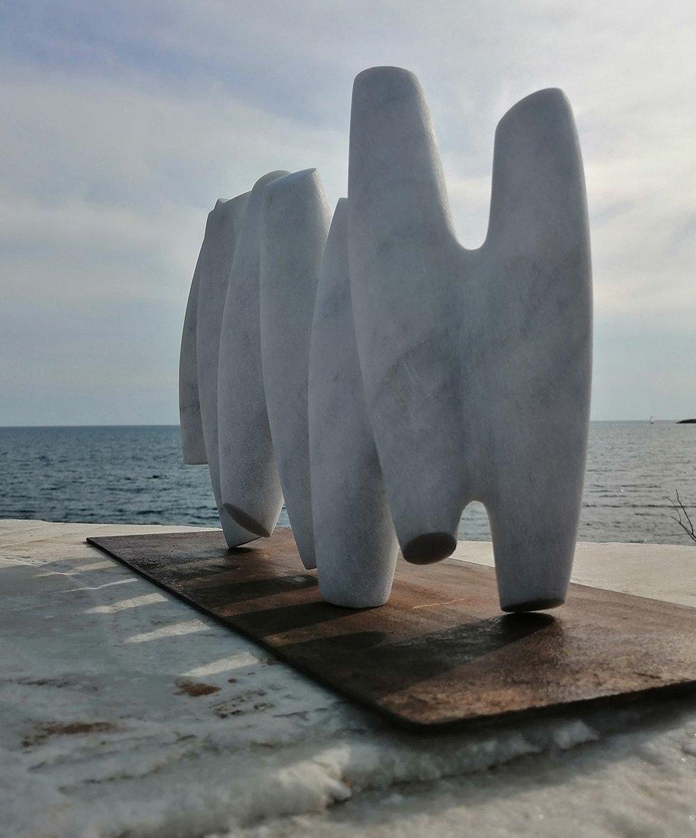 First Connections von Francesca Bernardini – Abstrakte Skulptur aus Carrara-Marmor im Angebot 2