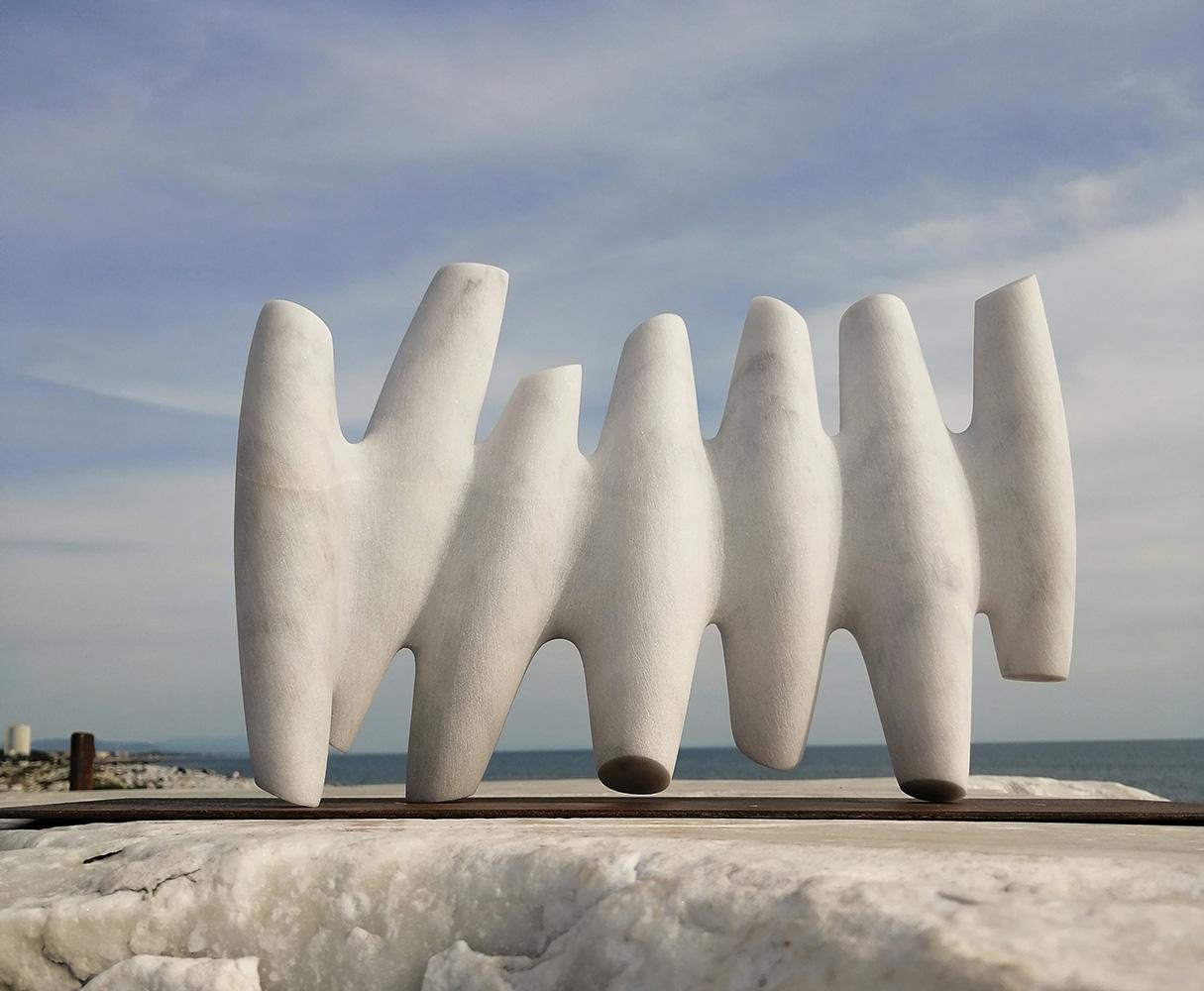 First Connections ist eine einzigartige Skulptur aus weißem Carrara-Marmor der zeitgenössischen Künstlerin Francesca Bernardini mit den Maßen 24 × 40 × 10 cm (9,4 × 15,7 × 3,9 in). Die Skulptur wird mit einer Stange auf dem Eisensockel gehalten, ist