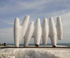 First Connections von Francesca Bernardini – Abstrakte Skulptur aus Carrara-Marmor