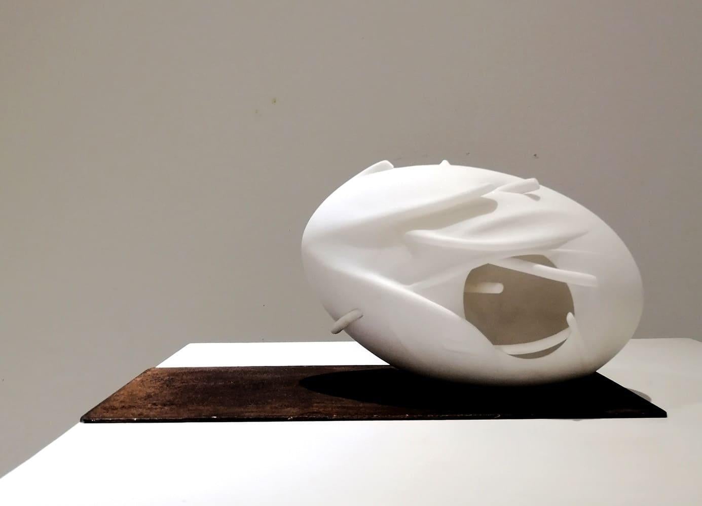 Ich beschütze dich von Francesca Bernardini - Abstrakte Skulptur, Carrara-Marmor