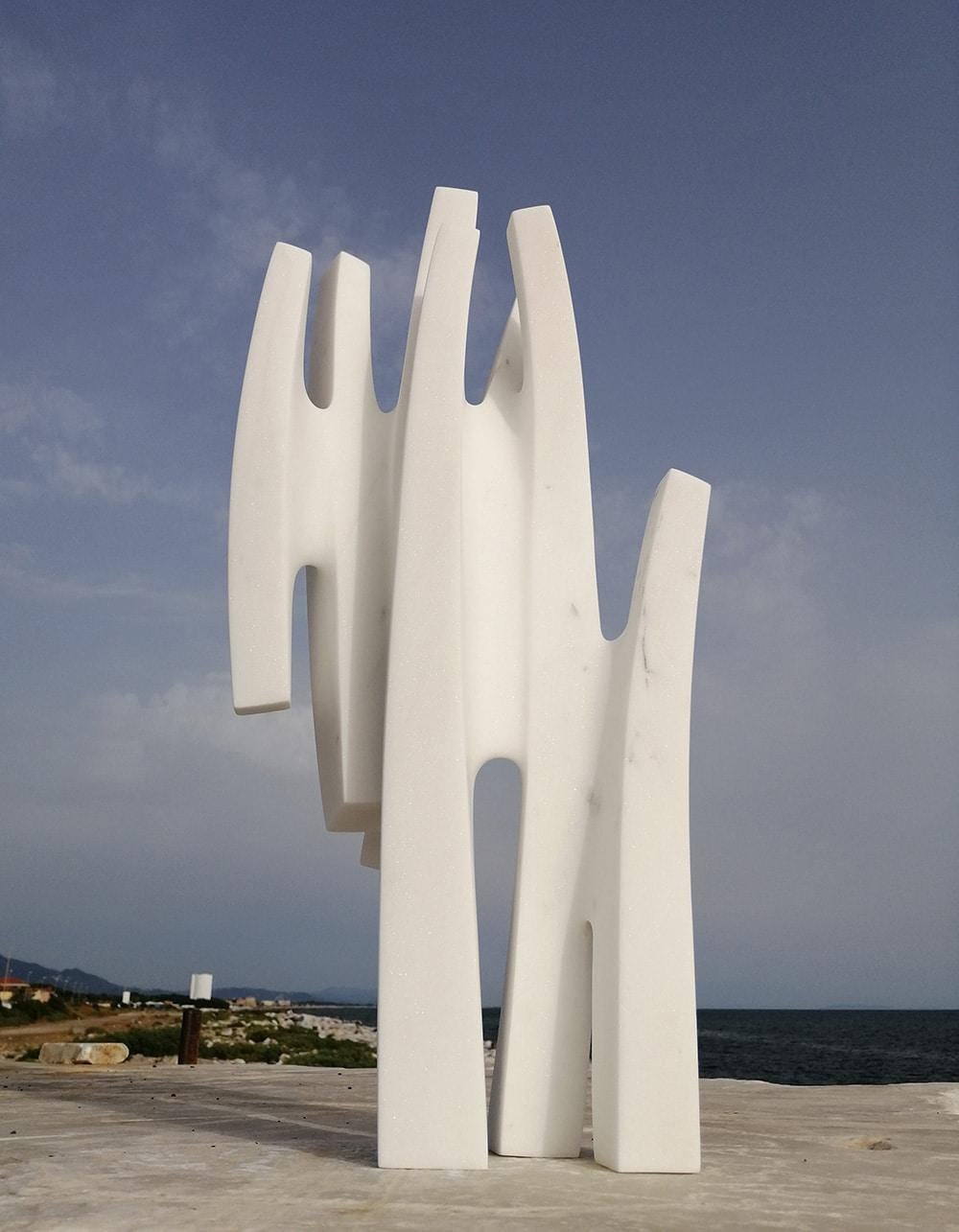 In meinem Baum steht eine einzigartige Skulptur aus Statuario Carrara-Marmor der zeitgenössischen Künstlerin Francesca Bernardini. Die Skulptur wird mit einer Stange auf dem weißen Marmorsockel gehalten, ist aber beweglich. Die Abmessungen