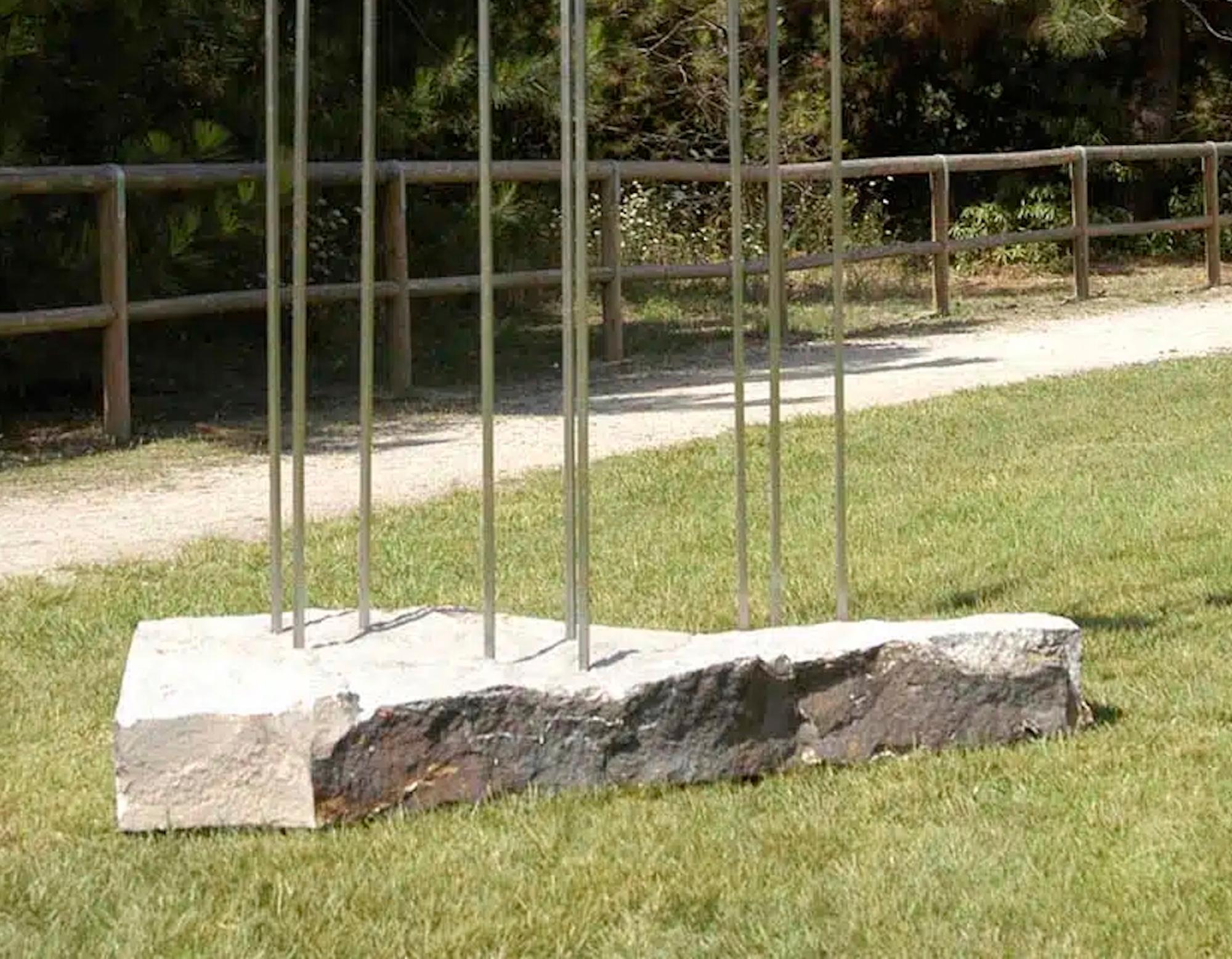 Rifugi di Francesca Bernardini - Grande scultura in marmo, astratta, nera, form A in vendita 7