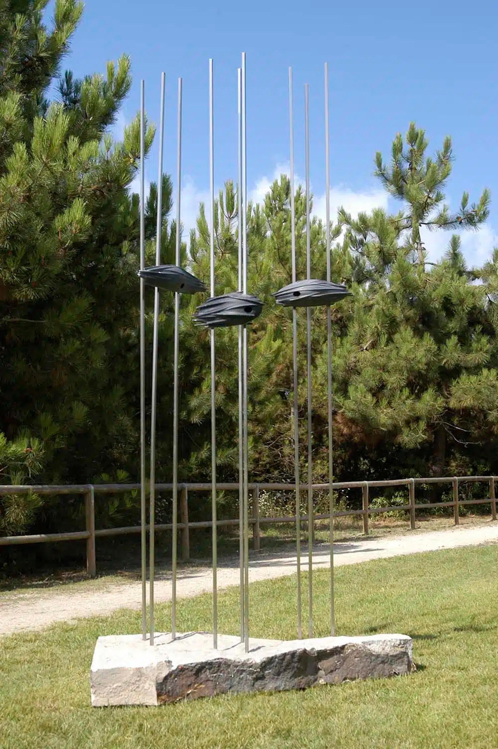 Refuges è una scultura unica in marmo nero del Belgio, marmo Bardiglio, petit granit e acciaio dell
artista contemporanea Francesca Bernardini. La scultura è mantenuta sulla base di granito; le dimensioni, compresa la base, sono 340 × 110 × 80 cm