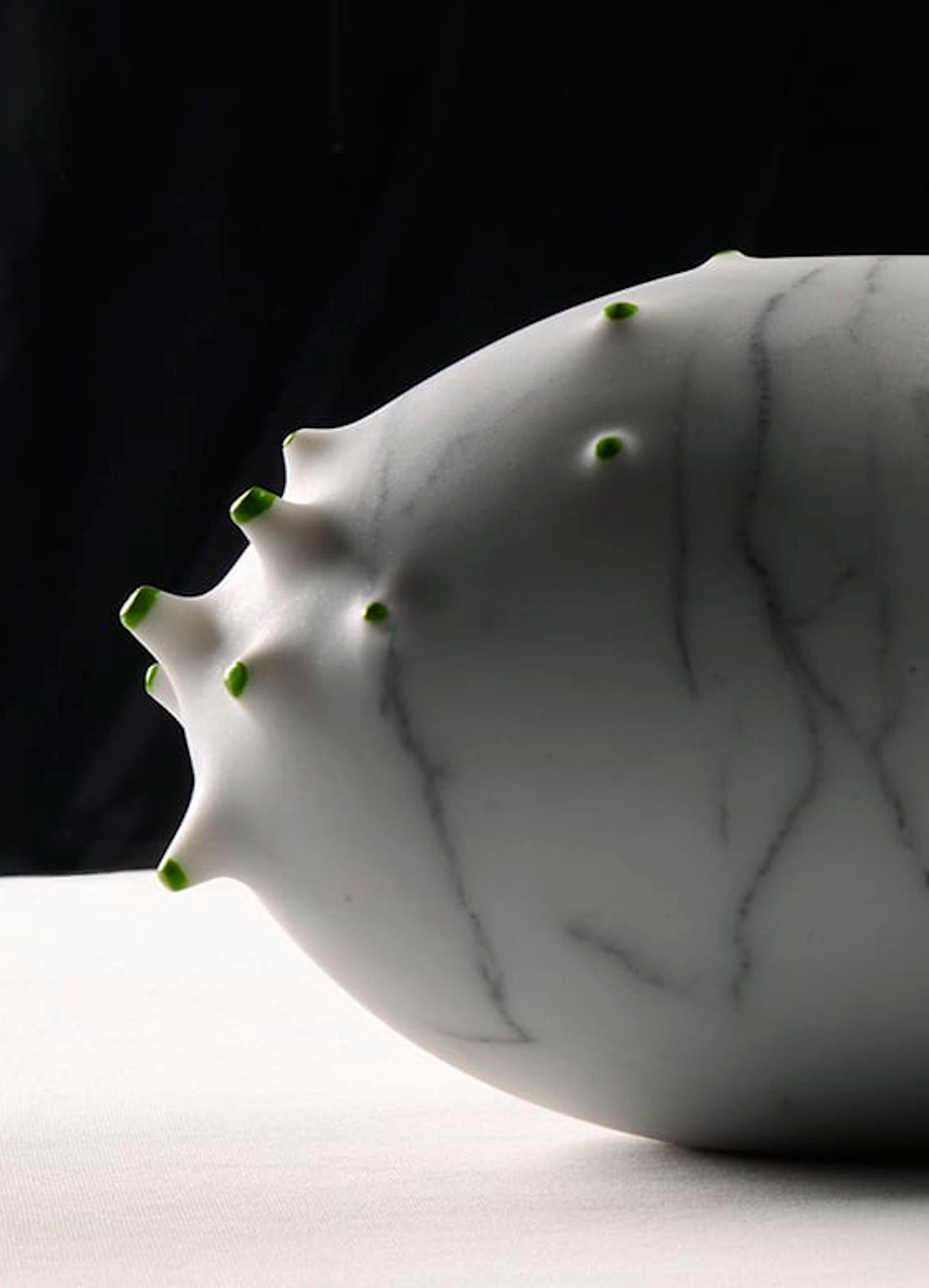 Seed by Francesca Bernardini – Abstrakte Skulptur, Carrara-Marmor, Weiß, Meer, Saatgut im Angebot 3