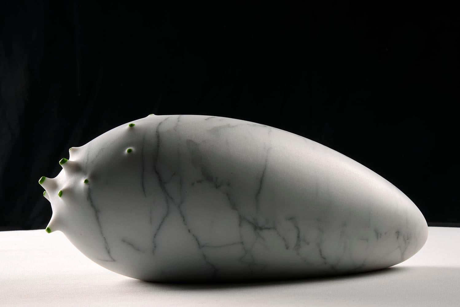 Seed by Francesca Bernardini – Abstrakte Skulptur, Carrara-Marmor, Weiß, Meer, Saatgut