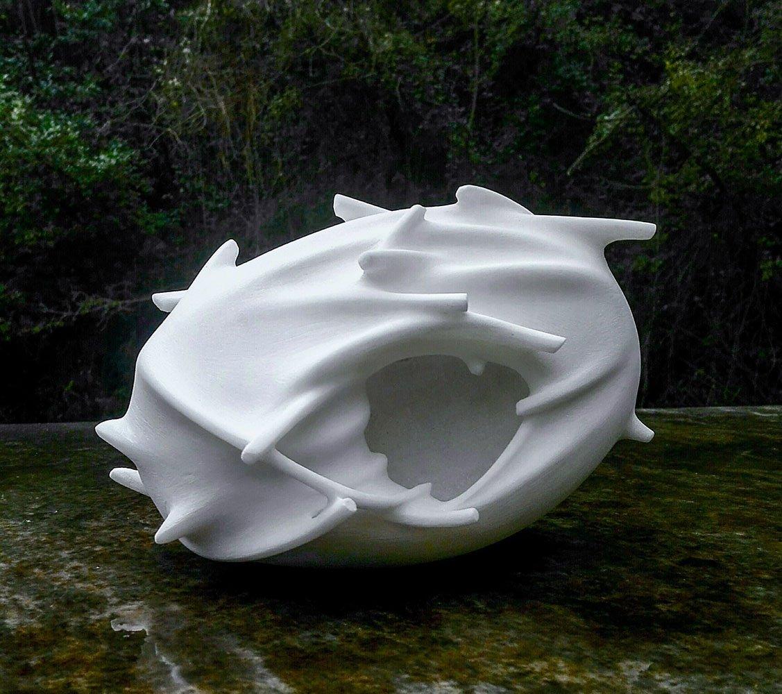 Sculpture en marbre Statuario Carrara, base en fer. 15 cm × 33 cm × 25 cm (5.9 in x 13 in x 9.8 in.).
Les dimensions indiquées incluent la base en fer de la sculpture. La sculpture est maintenue sur la base par une tige, mais elle est mobile.