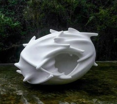 Trampa de Francesca Bernardini - Escultura abstracta, mármol de Carrara, blanco, redonda