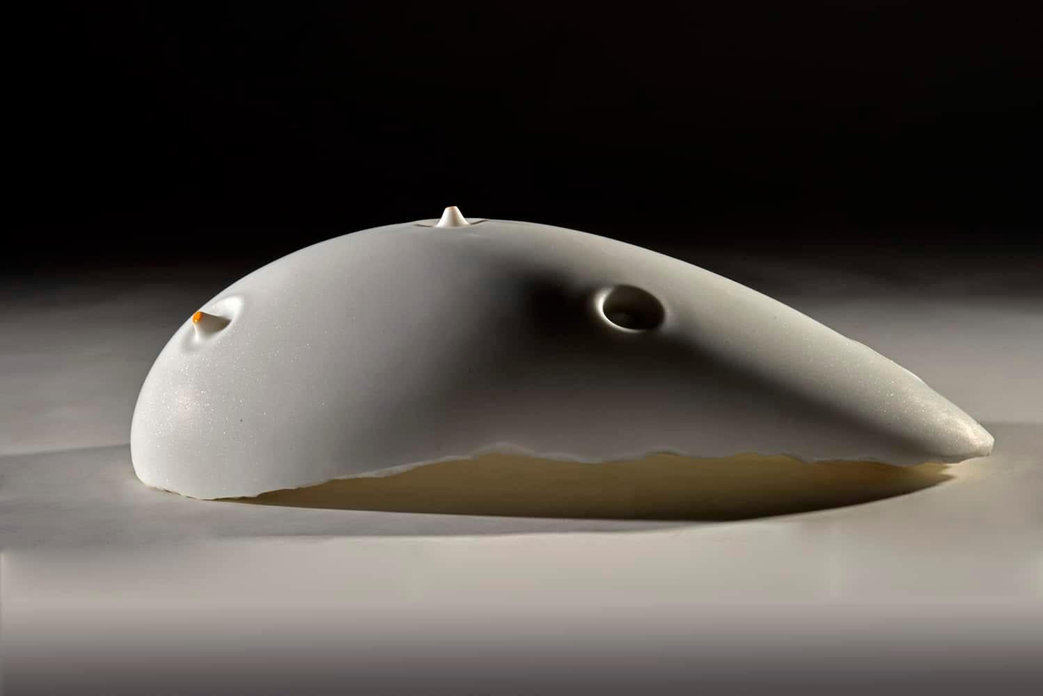 Up 
Down ist eine einzigartige Skulptur aus Statuario Carrara-Marmor und Glasur der zeitgenössischen Künstlerin Francesca Bernardini. Die Abmessungen betragen 18 × 48 × 28 cm. 
Die Skulptur ist signiert und wird mit einem Echtheitszertifikat