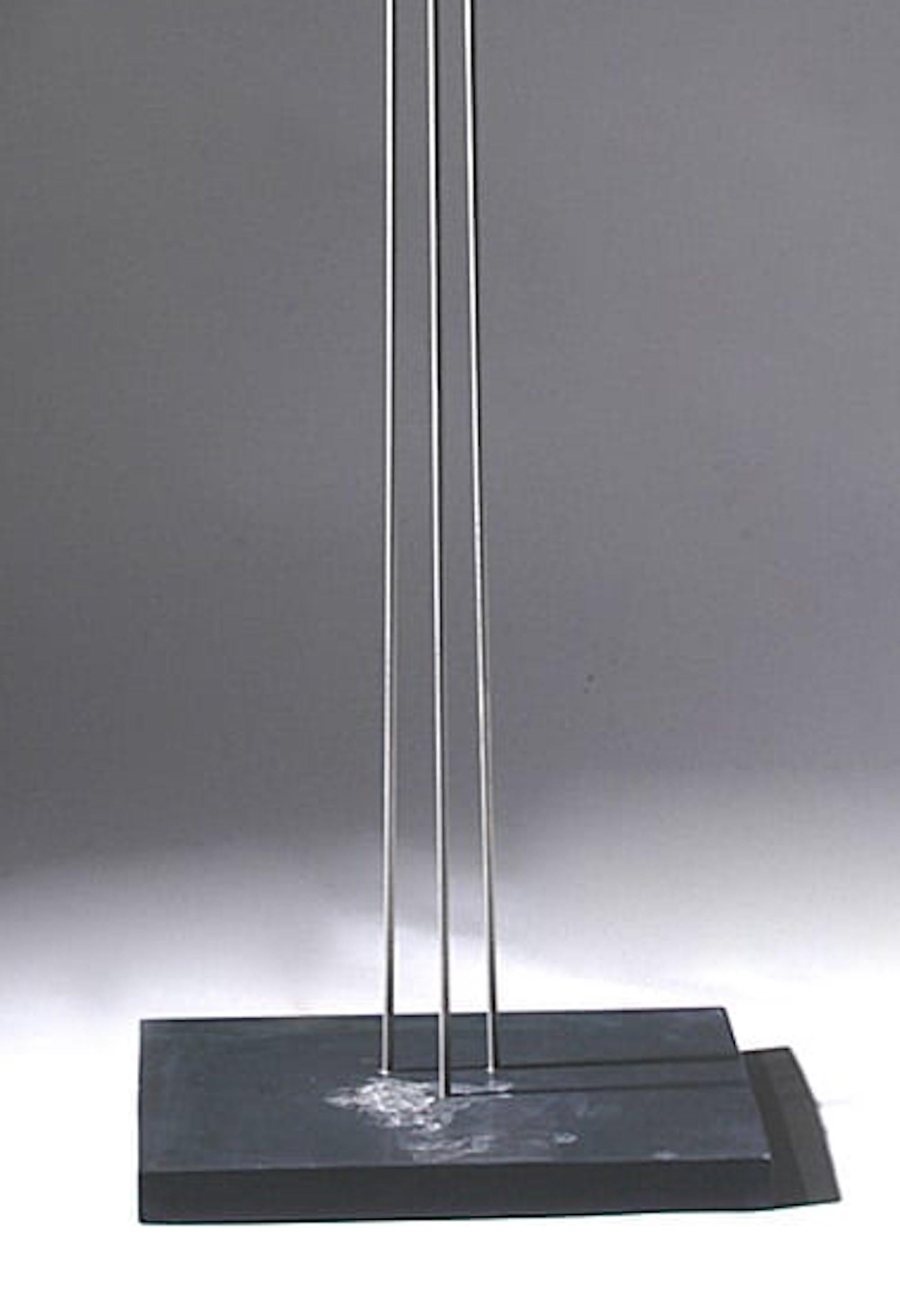 Vertical House de Francesca Bernardini - Escultura abstracta, mármol y acero en venta 4