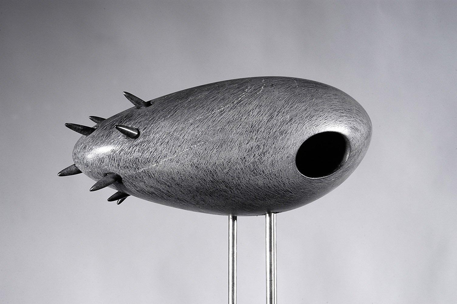 Vertical House es una escultura única de mármol negro de Carrara, mármol negro de Bélgica y acero, obra de la artista contemporánea Francesca Bernardini. La escultura se mantiene sobre la base de mármol negro belga; las dimensiones, incluida la