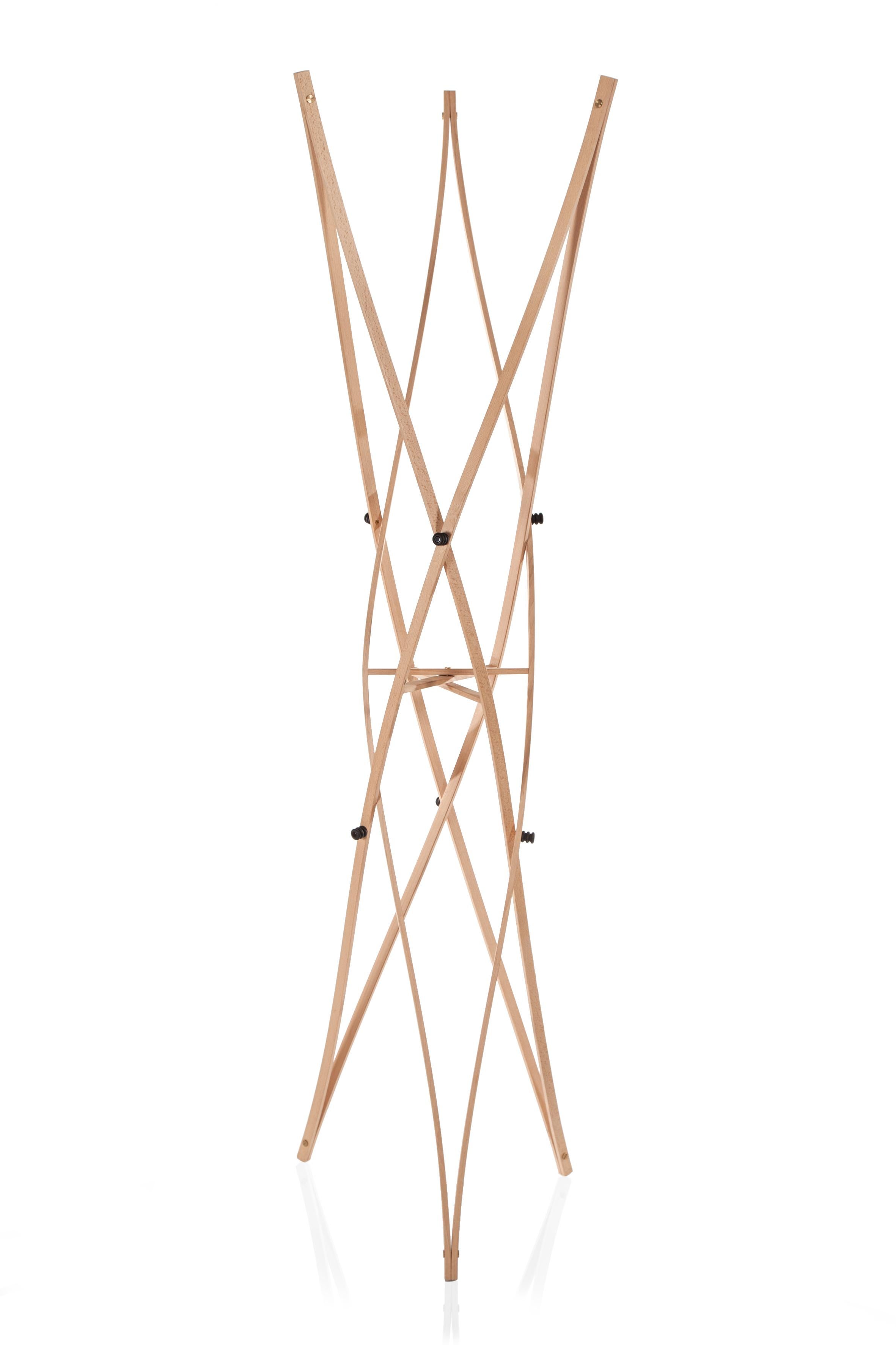 Francesca is a freestanding coat rack, characterized by tension and lightness. Made of beechwood consists of three elements, which intersect forming a supporting structure. In the intersection of the elements there are six knobs to hang clothes,
