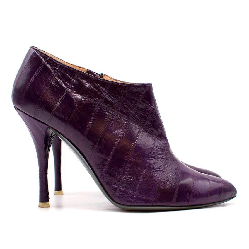 Francesca Mambrini Lila Aallederstiefel mit Absatz

- Exotische Stiefel mit Absatz aus weichem Aalleder 
- Stöckelschuh mit hohem Absatz
- Geschlossene Zehenspitze
- Innenseitiger Reißverschluss mit schwarzem Metallschmetterlings-Reißverschluss
-