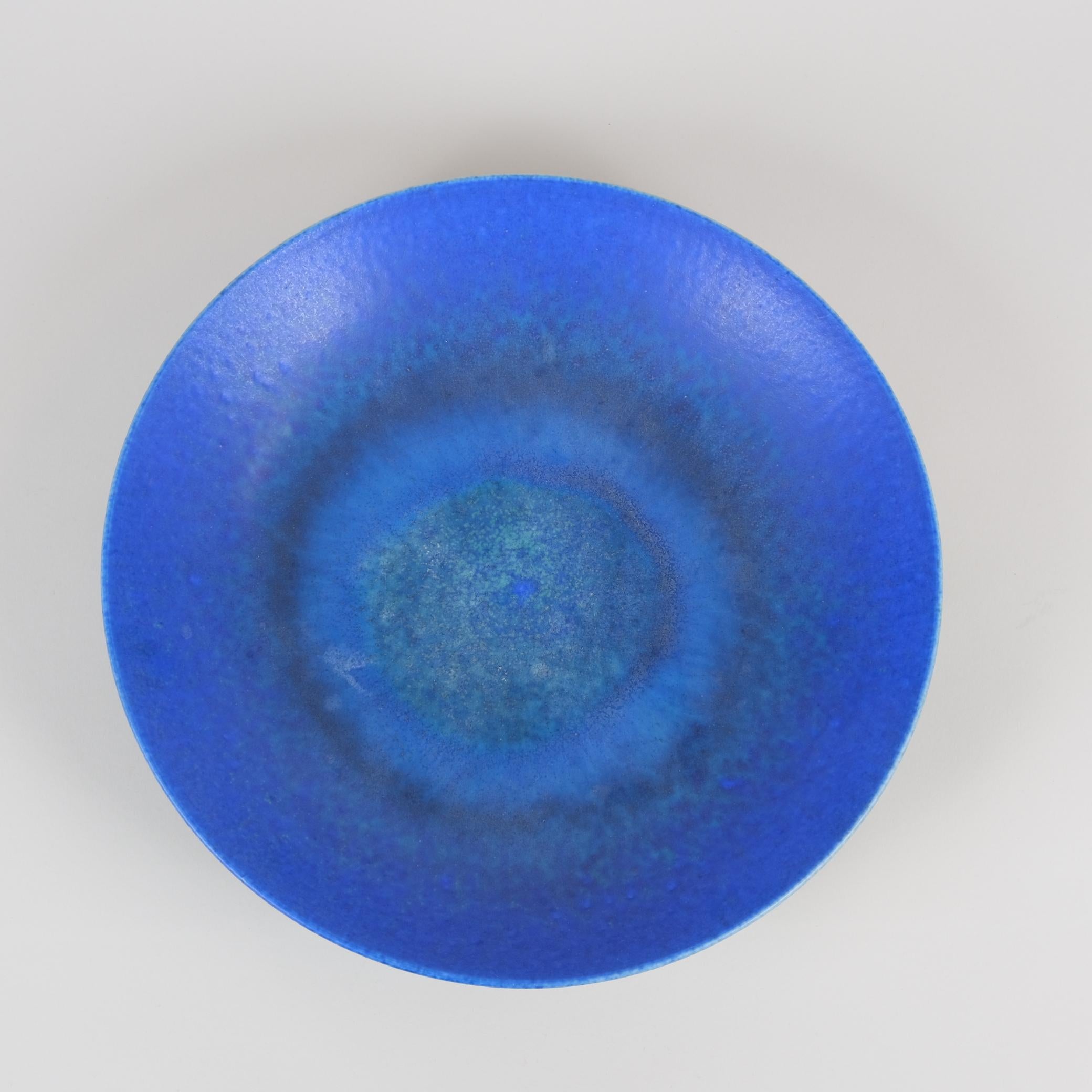 Una pieza única y realmente hermosa diseñada por la finlandesa italiana Francesca Mascitti Lindh. El plato es de un vibrante color turquesa y azul con un impresionante color marrón verdoso en la parte inferior. Hermosos colores para recordarnos el