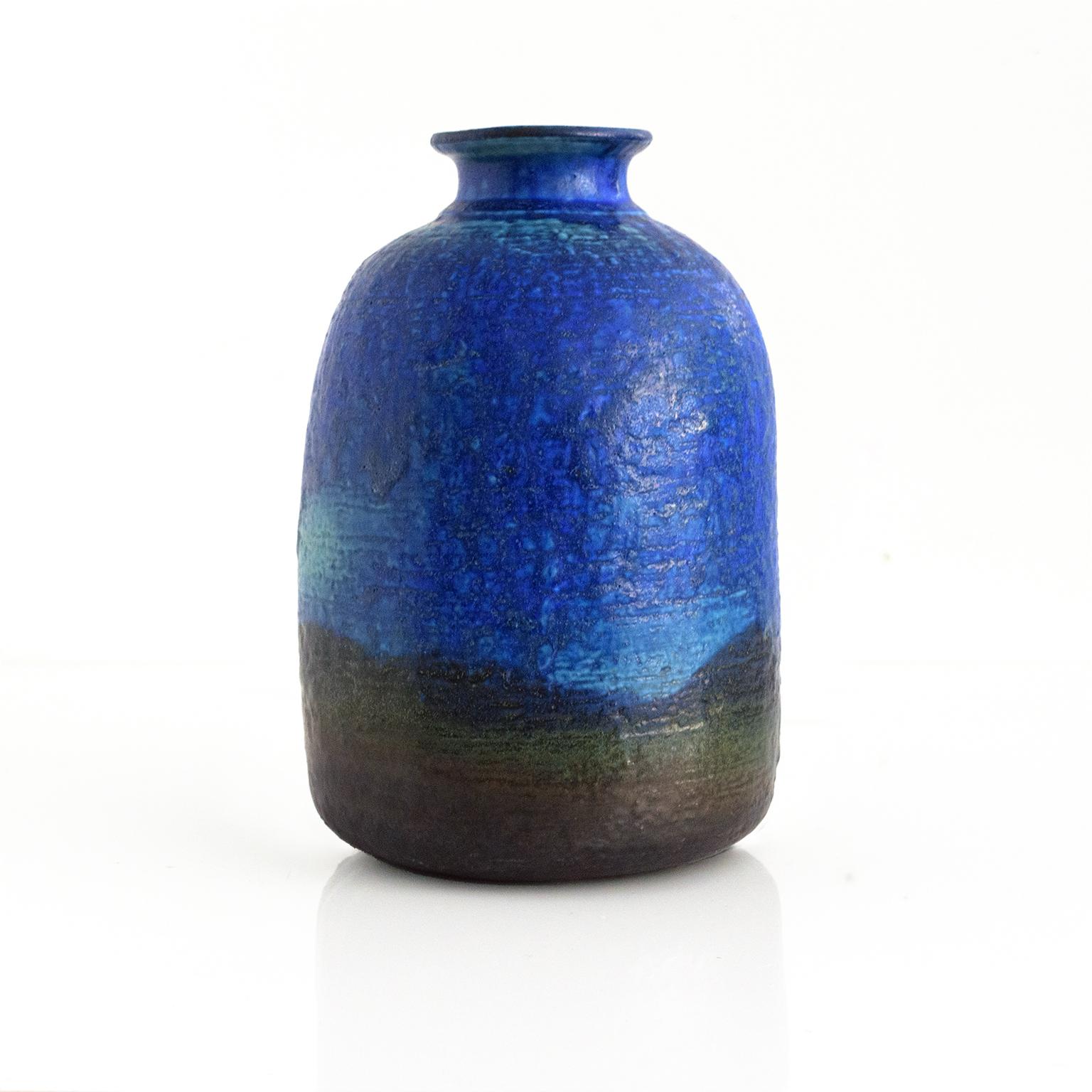 Scandinavian Modern artist Francesca Mascitti-Lindh hand thrown stoneware vase with mixed glazes of aquamarine blue and turquoise with deep green. Made at Arabia, Finland circa late 1960s.

Measures: Height: 10” Diameter: 6.5”.