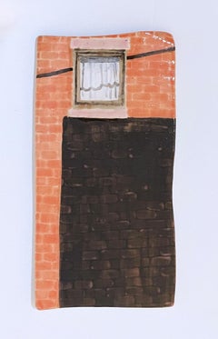 At Your Own Door (2021) Glasiertes Keramikgemälde, Stadtlandschaft, Ziegel, Erdtöne
