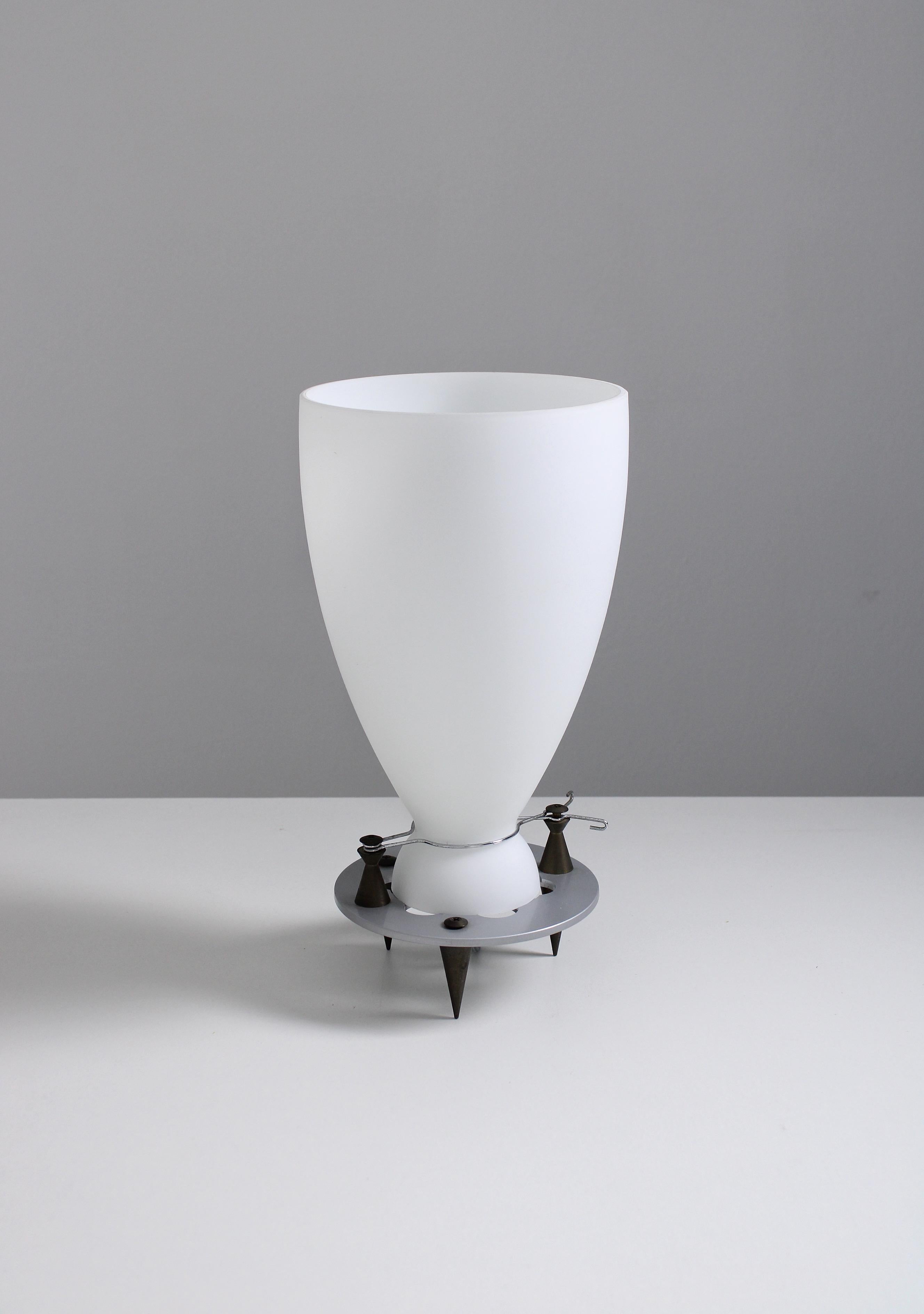 Lampe de table, modèle Franceschina. Conçu par Umberto Riva en 1989. Produit par Fontana Arte avec des matériaux de la plus haute qualité tels que le bronze et le verre opalin doux et satiné. Un design qui présente des caractéristiques similaires à