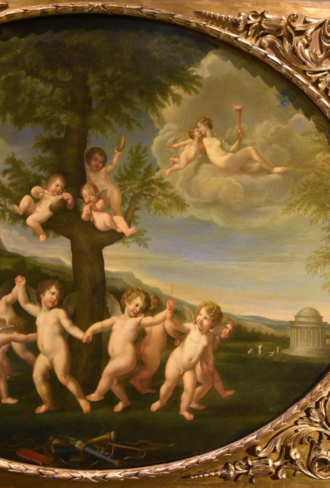 Francesco Albani (1578 - 1660) Kopie aus 

Der Tanz der Amoretten  

Öl auf Platte  

94 x 118 cm in einem feinen vergoldeten und geschnitzten Holzrahmen 101 x 123  

Wir sehen einen festlichen Tanz von Putten, die im Kreis um einen Baum angeordnet