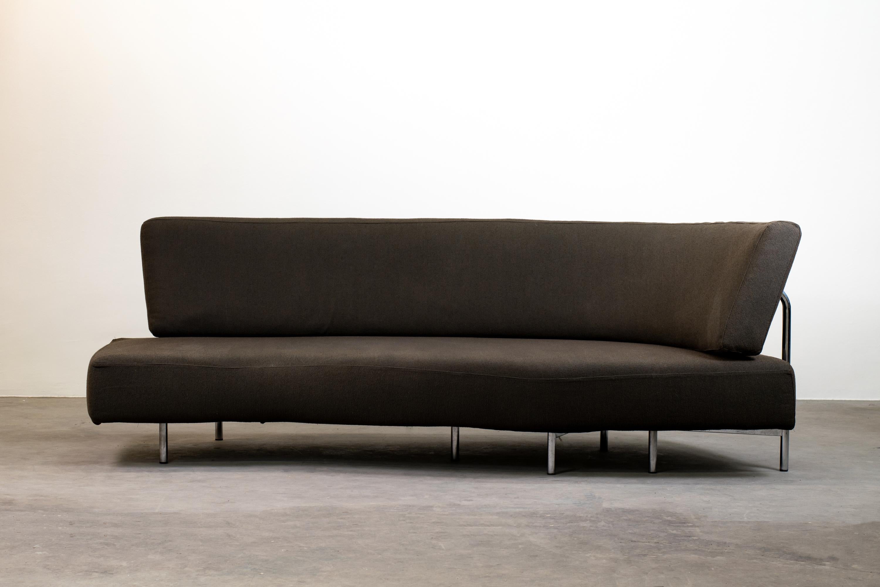 Sofa Shark, entworfen von Francesco Binafré für Edra.
Struktur aus Metall und Holz, verchromte Rückenlehne und Bodenstütze.
Pad aus Polyurethanschaum, bezogen mit dunkelbraunem Stoff (komplett abnehmbar).
    