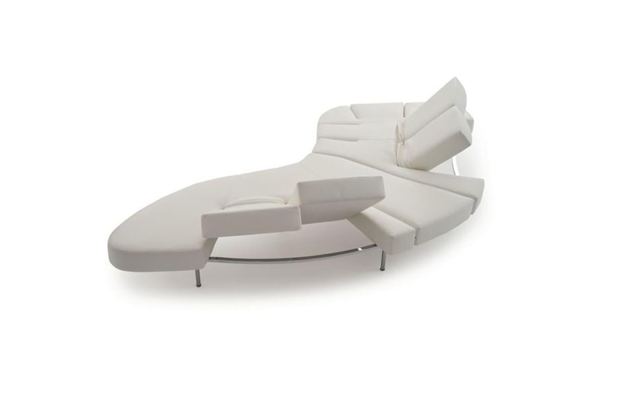 A beautiful flap sofa designed by Francesco Binfaré for Edra upholstered in white leather with nine reclinable parts.
The sofa presents a steel structure and mechanisms padding in elastic polyurethane and a brushed and chromed metal base. Feet in