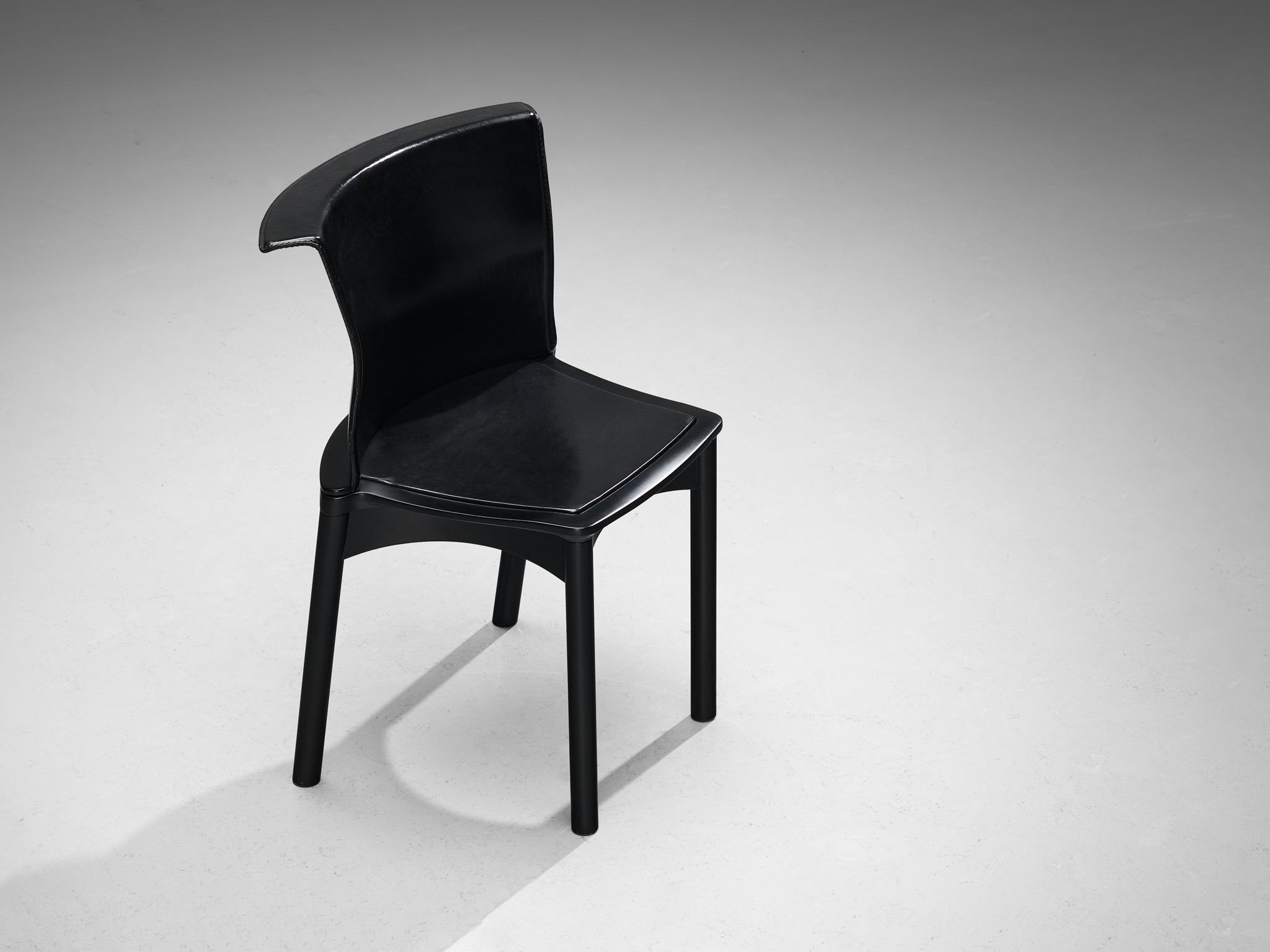 Cuir Francesco Binfaré pour Cassina Ensemble de quatre chaises de salle à manger 'Hock' en noir en vente