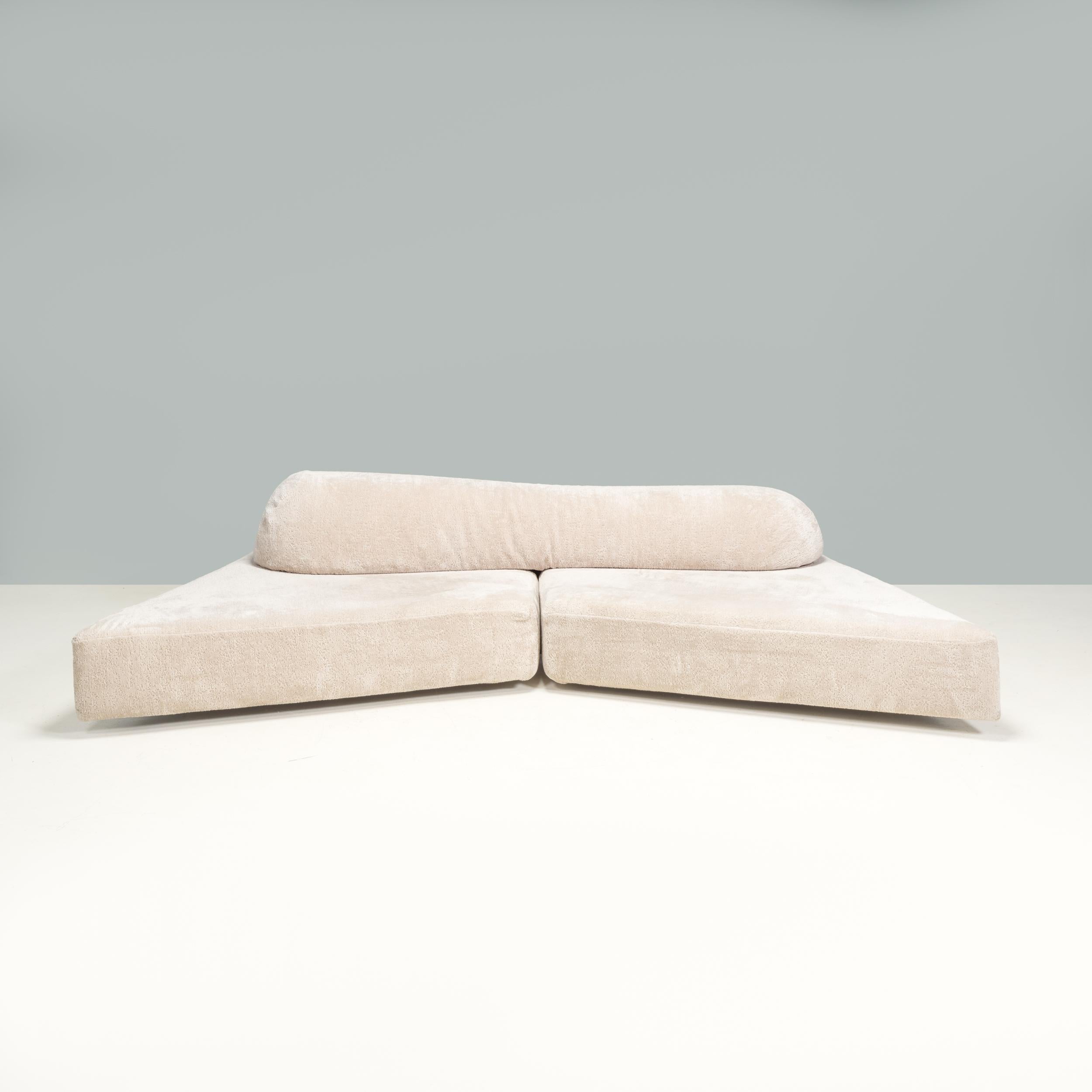 Das von Francesco Binfaré für Edra entworfene Sofa On The Rocks wurde von den Archipelen des Mittelmeers inspiriert, um ein einzigartiges zeitgenössisches Design zu schaffen, in dessen Mittelpunkt die Natur steht.

Das Sofa besteht aus zwei