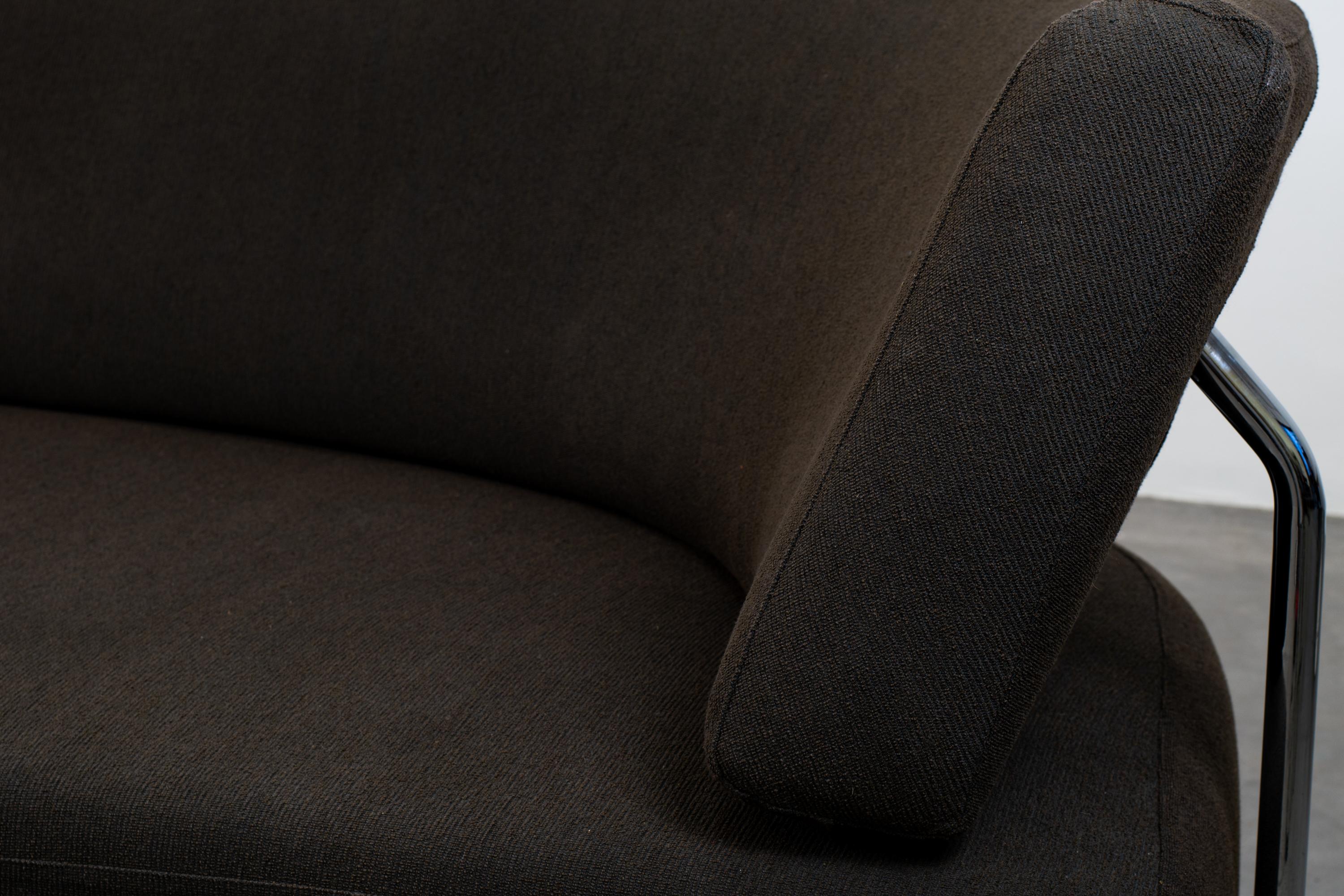 Sofa Modell Shark mit einer Struktur aus verchromtem Metall, Holz, verchromter Rückenlehne und Bodenstütze, Pad aus Polyurethanschaum, bezogen mit dunkelbraunem Stoff.

Entworfen von Francesco Binafré und hergestellt von Edra in den 2000er