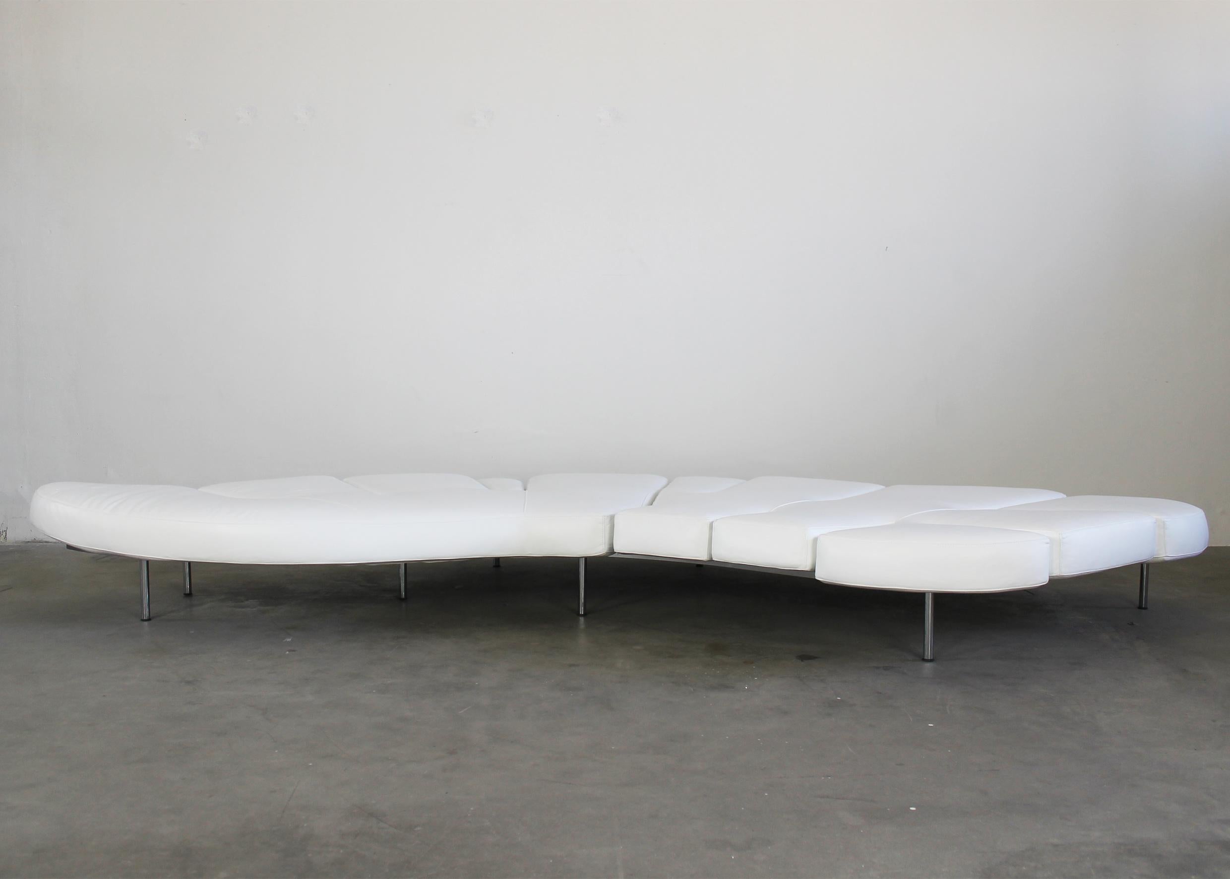 Das Klappsofa mit einer Struktur aus Stahl und Schaumstoff, bezogen mit weißem Leder, wurde von Francesco Binfaré entworfen und von Edra in den frühen 2000er Jahren hergestellt.

Das Flap-Sofa hat eine sehr eigenwillige, gewundene Form mit 9