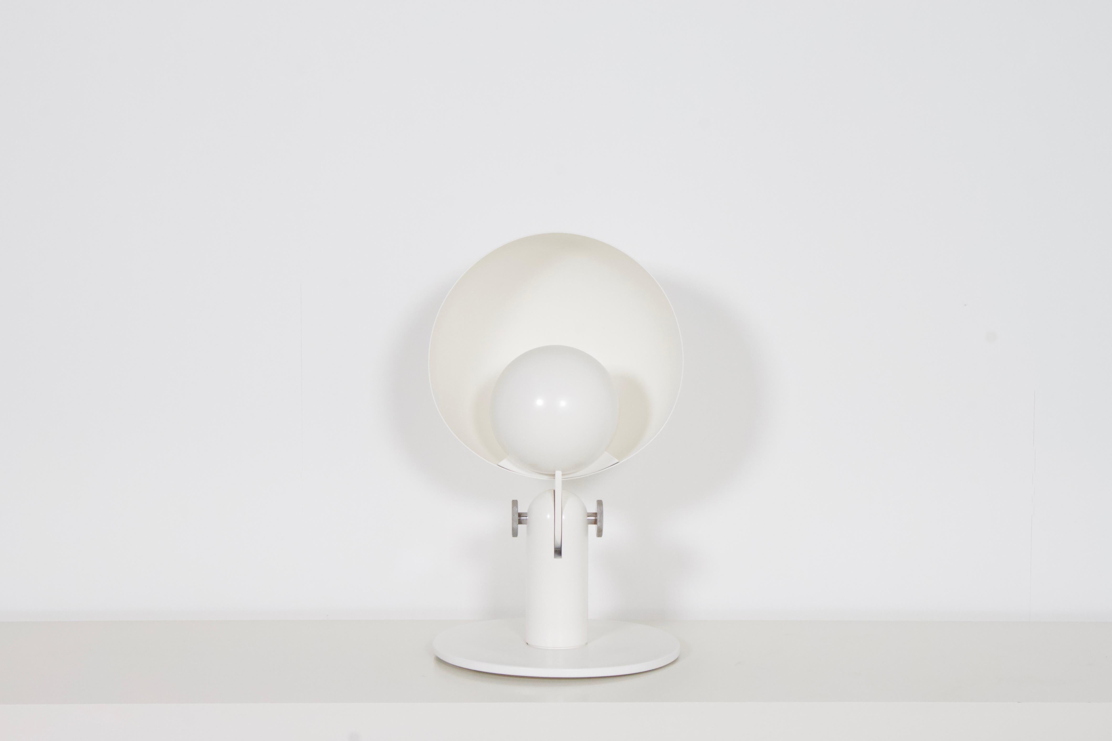 Impressive Italian Bieffeplast ‘Cuffia’ table lamp in very good condition.

Designed by Francesco Buzzi in 1969

The lamp consists of a aluminum 40 cm diameter hemispherical reflector combined with a 20 cm diameter shade that houses a