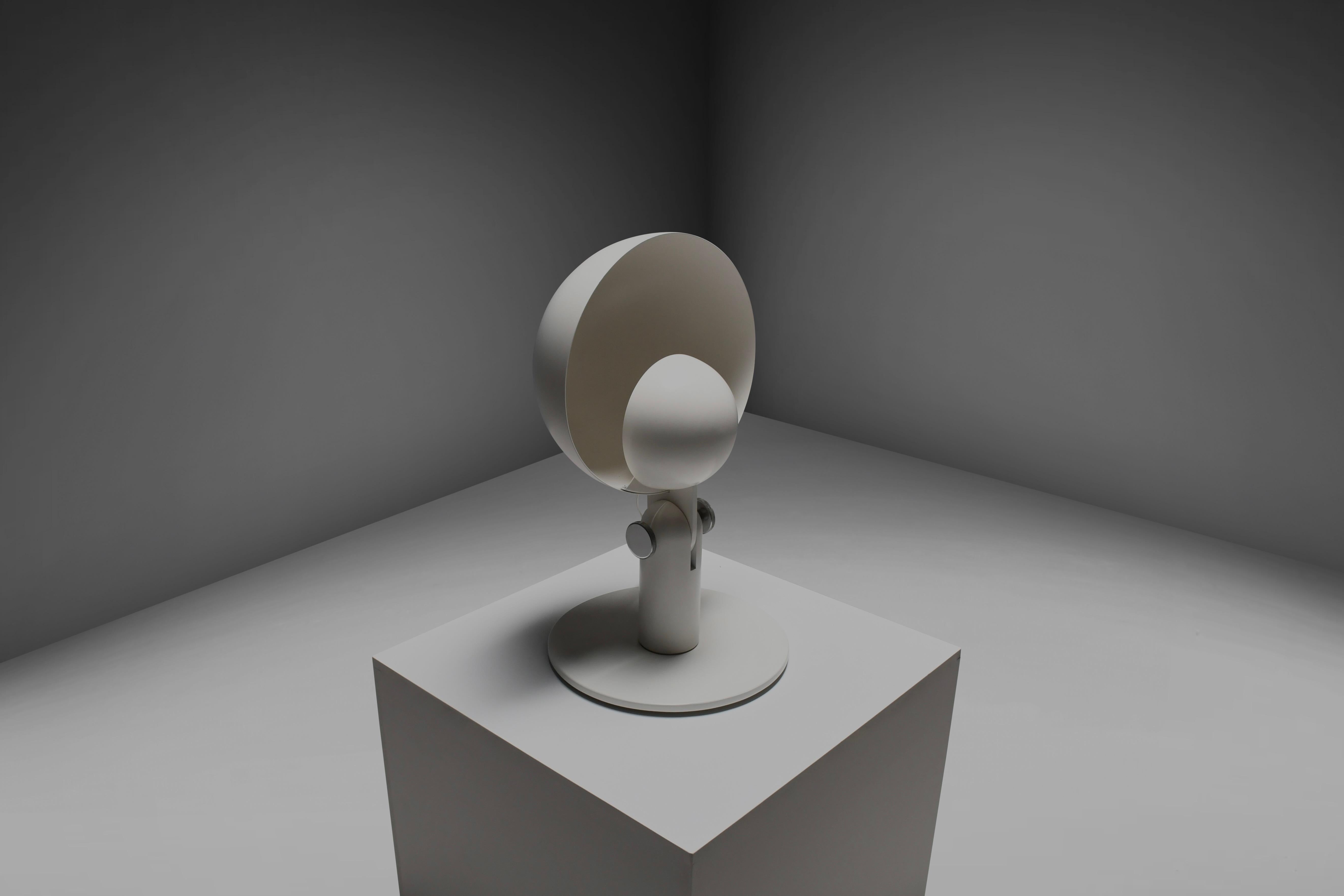 Impressive Italian Bieffeplast ‘Cuffia’ table lamp in very good condition.

Designed by Francesco Buzzi in 1969

The lamp consists of a aluminum 40 cm diameter hemispherical reflector combined with a 20 cm diameter shade that houses a