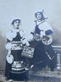 Photographie de deux femmes de la Ciociaria en costume traditionnel – Rome, fin du XIXe siècle