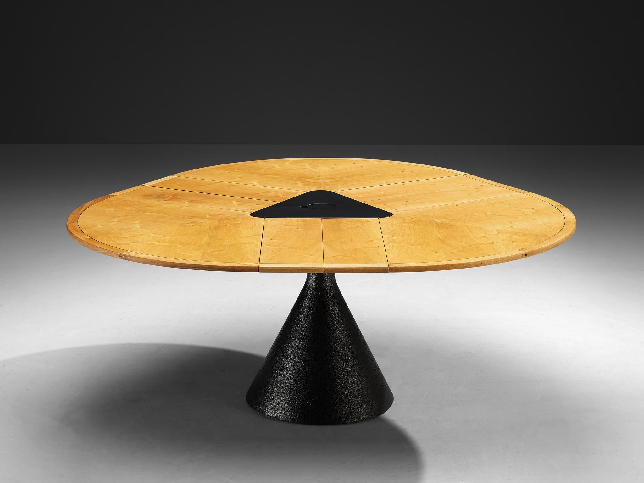 Francesco Fois pour Bernini, table de salle à manger 'Click', aulne, acier, Italie, 1986
 
Le modèle de table Eleg, conçu par Francesco Fois pour Bernini en 1986, témoigne d'une élégance fonctionnelle. Il repose sur une base métallique en forme de