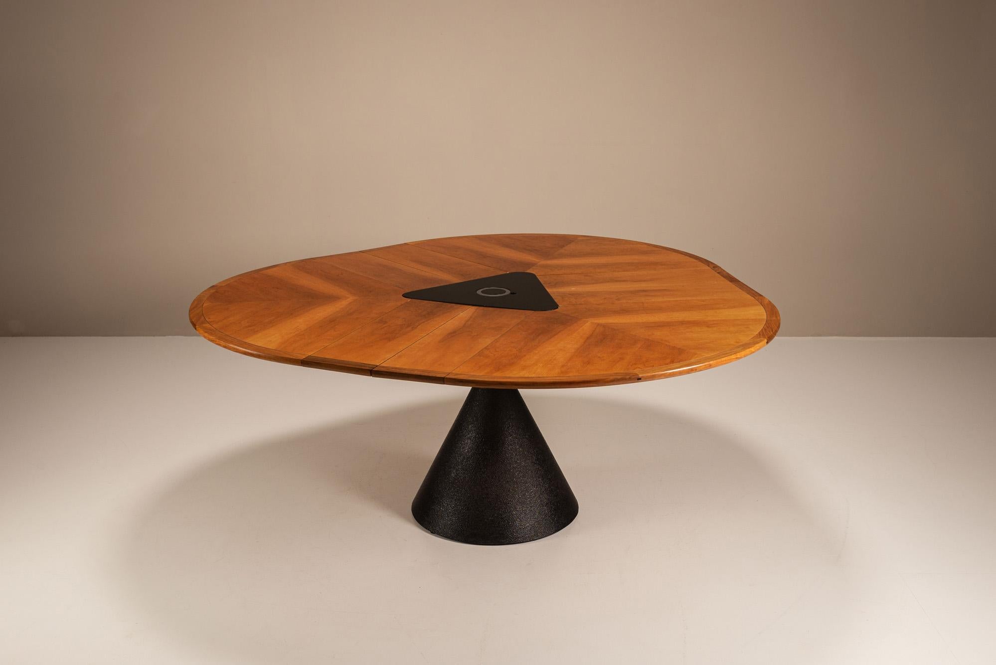 Durante la década de 1980, el diseño italiano estaba experimentando una transformación, alejándose de la restricción modernista y acercándose a un lenguaje de invención y claridad mecánica. La mesa de comedor 