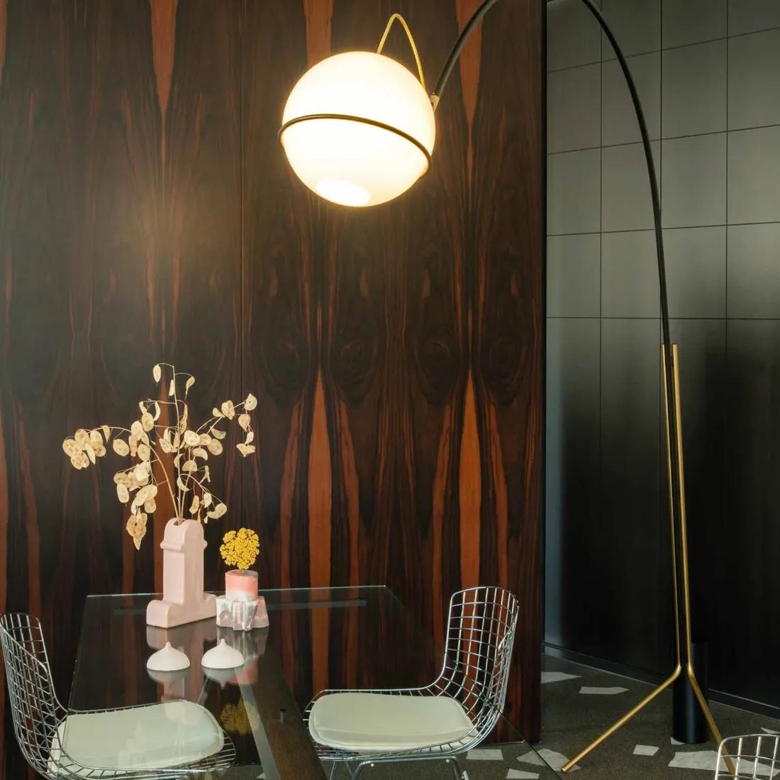 Francesco Librizzi 'Alicanto' Stehleuchte für Fontana Arte in Schwarz und Gold.

Der elegante Minimalismus dieser Stehlampe aus geblasenem Glas und schwarz lackiertem Metall mit goldenen Akzenten macht sie zu einem schönen Mittelpunkt in jedem Raum.