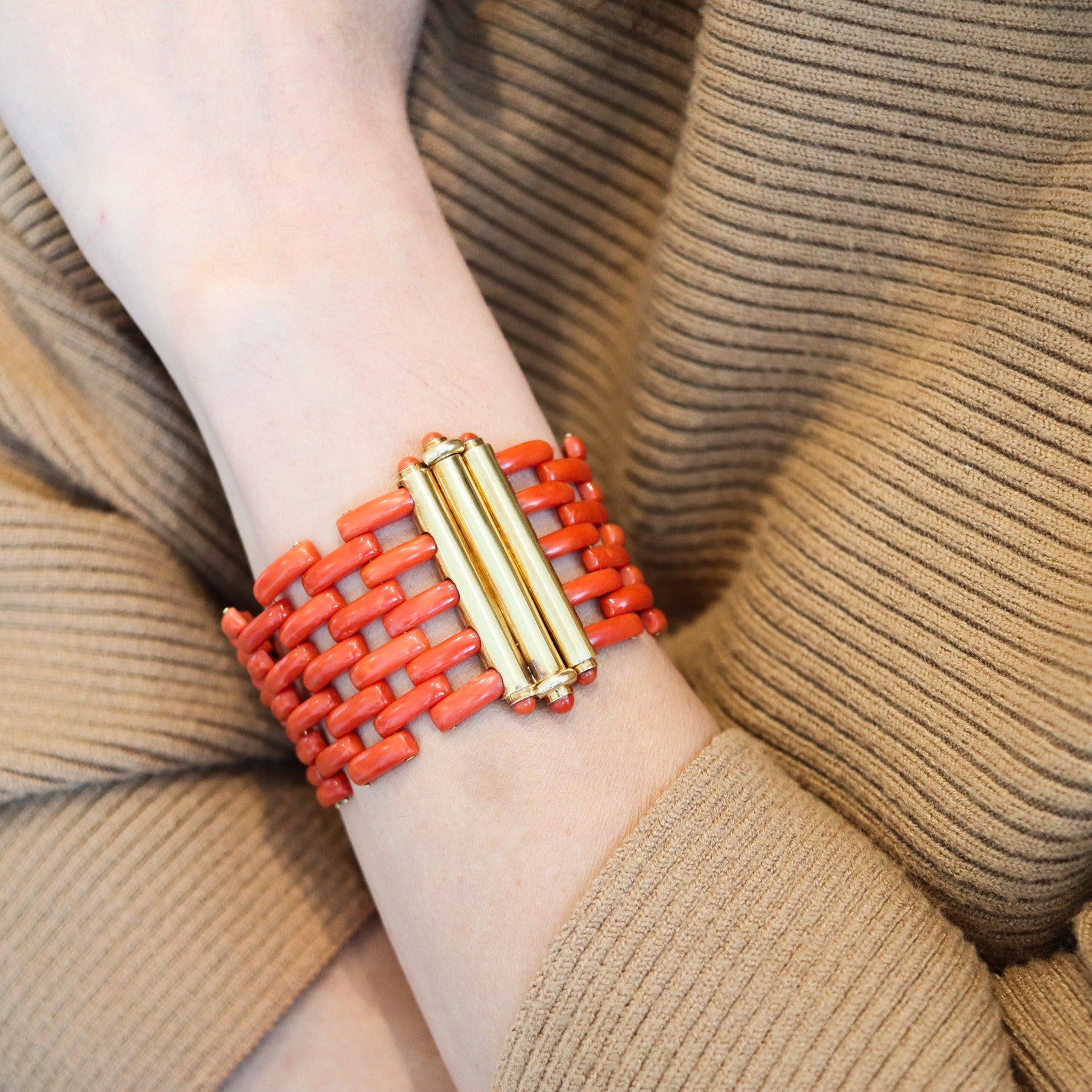 Bracelet souple conçu par Francesco Loffredo

Il s'agit d'un bracelet absolument magnifique créé dans la ville de Caserta, en Italie, par la maison de joaillerie Francesco Loffredo, à la fin des années 1970. Le bracelet est flexible et la monture