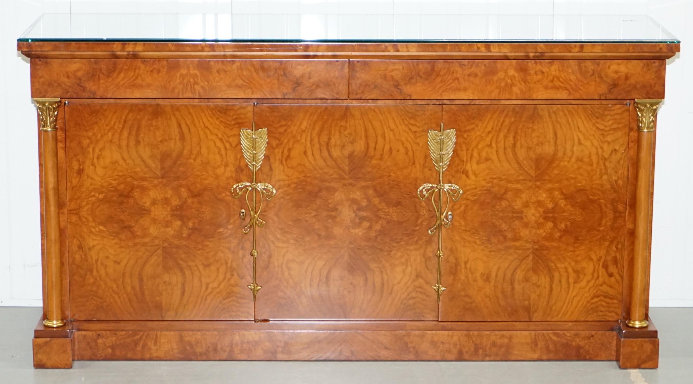 We are delighted to offer for sale this stunning walnut hand made in Italy Giemme Francesco Molon large buffet sideboard with bevelled glass top, gilt metal fittings and Corinthian pillared side pedestals.

A very good looking and substantial