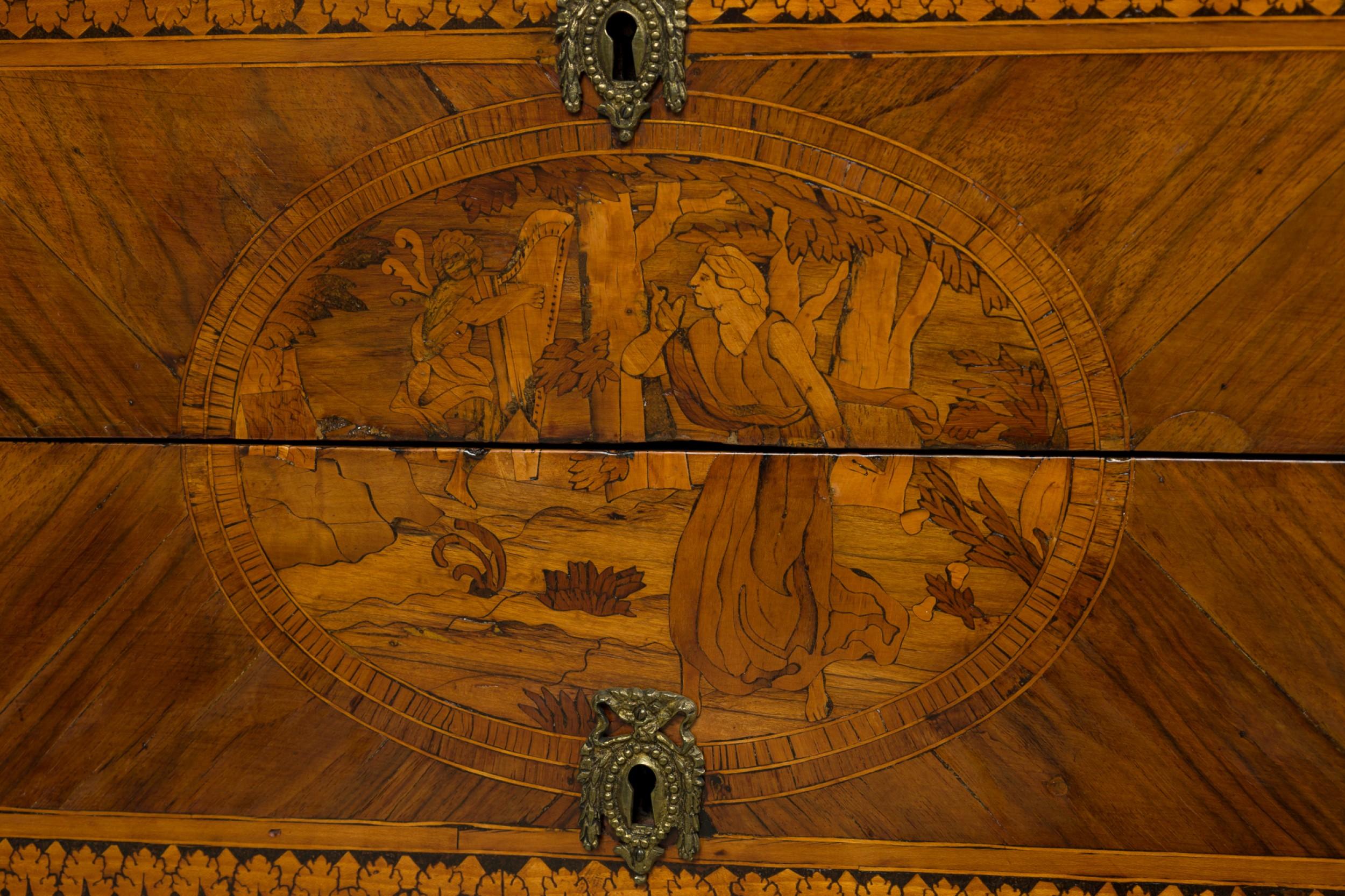 Fino al XVIII secolo Commode / Cassapanca intarsiata in noce e legno di limone di FRANCESCO PREDA, italiano neo-classico in vendita