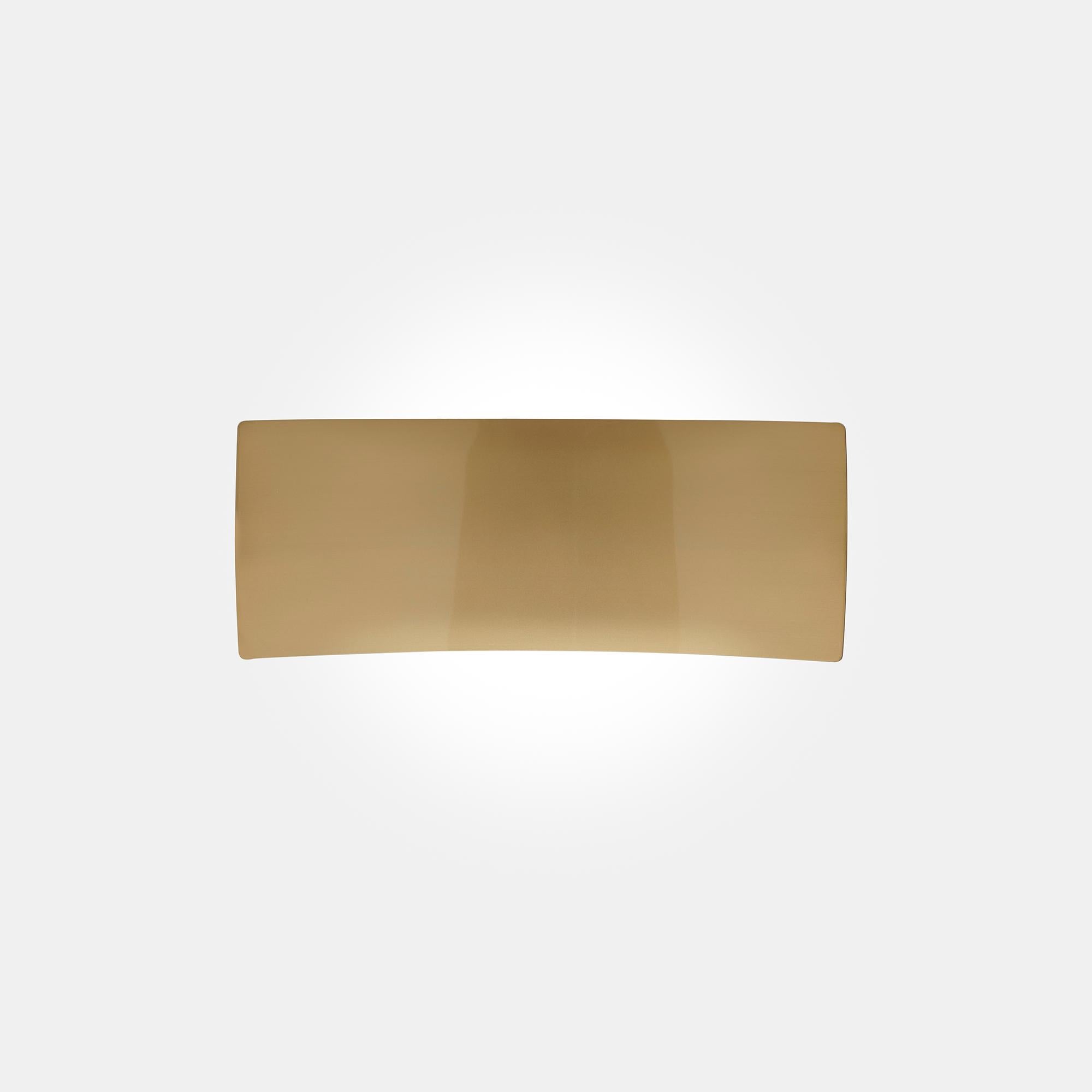 italien Lampe murale Francesco Rota « lins » incurvée en métal satiné or par Oluce en vente