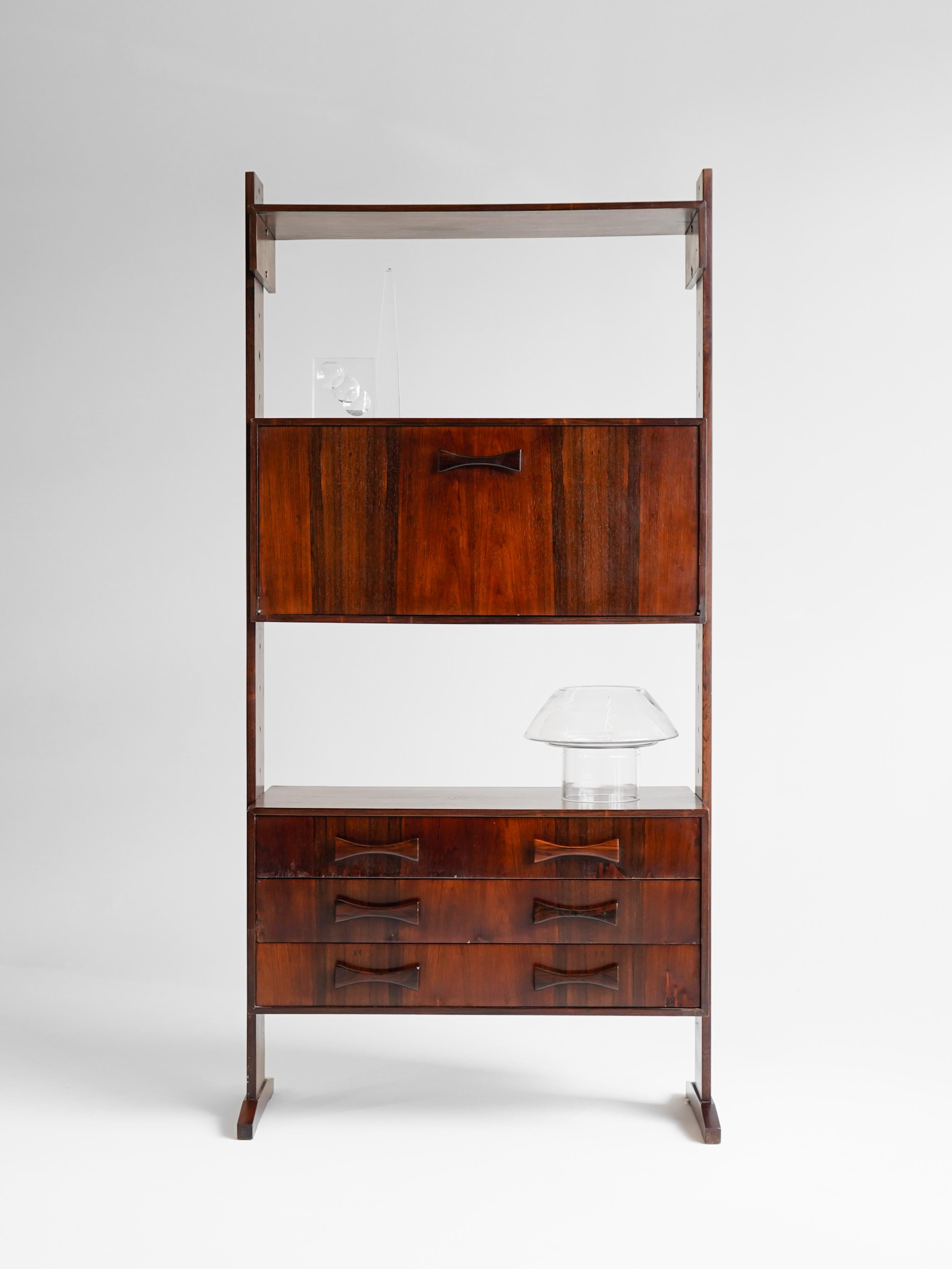 Raffinato e autentico esempio di design moderno brasiliano, questa libreria Novo Rumo è stata disegnata da Francesco Scapinelli all'inizio degli anni '60 e realizzata in solido jacarandá (palissandro brasiliano).

Il lavoro di Scapinelli è famoso