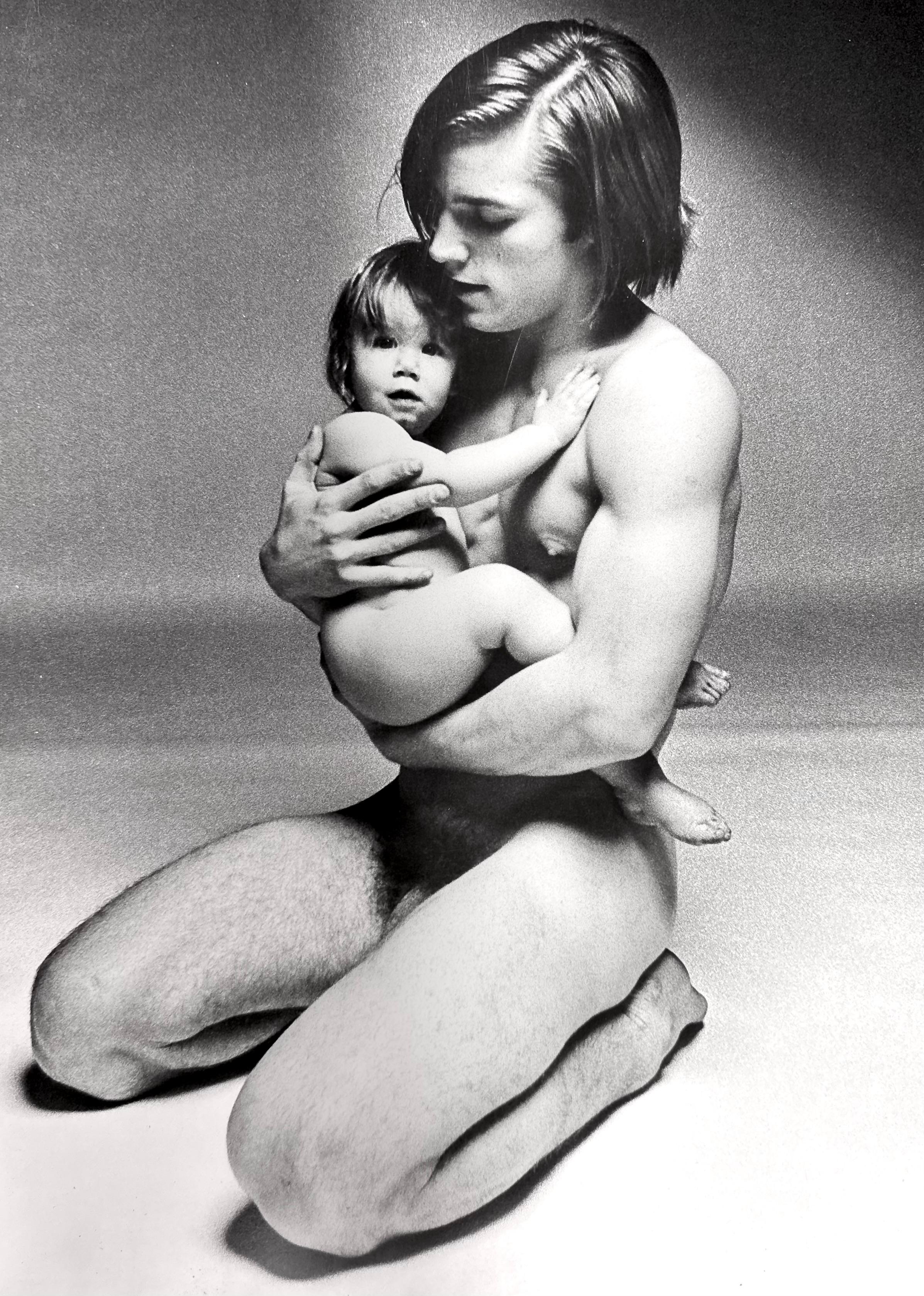 Francesco Scavullo, Andy Warhol's Flesh: Joe Dallesandro mit Kind II, 1968. im Angebot 4