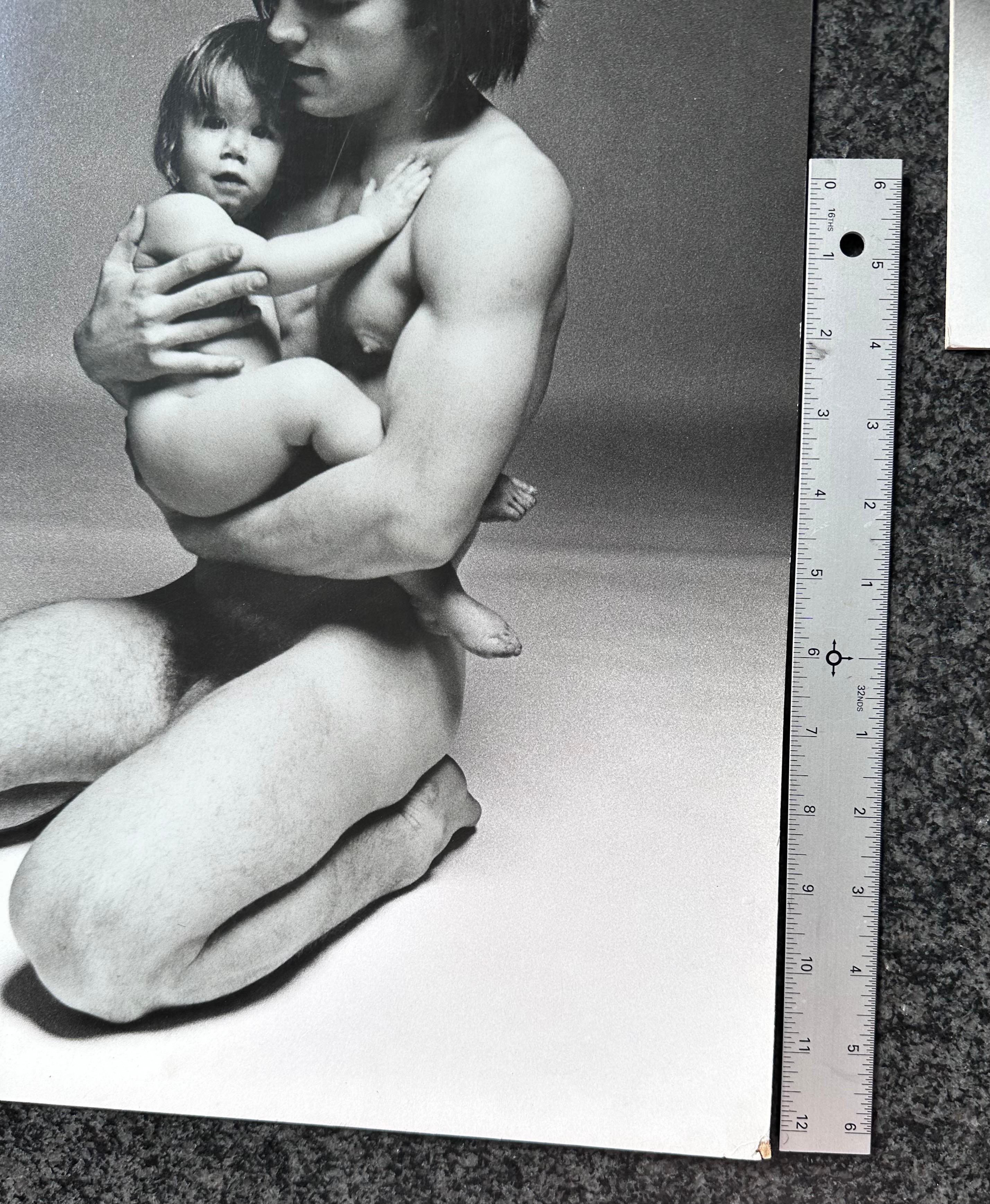 Francesco Scavullo, Andy Warhol's Flesh: Joe Dallesandro mit Kind II, 1968. (Mitte des 20. Jahrhunderts) im Angebot