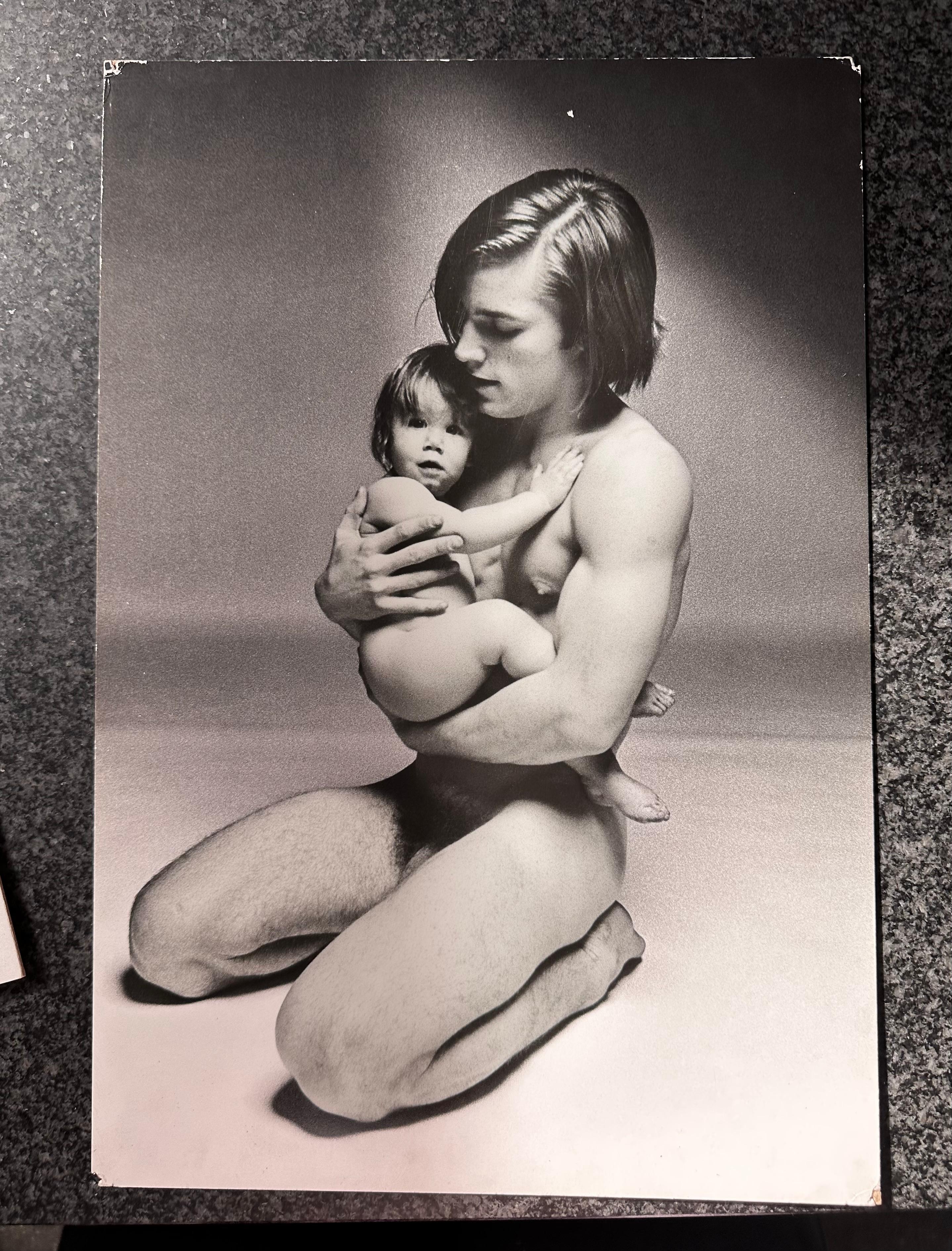 Francesco Scavullo, Andy Warhol's Flesh: Joe Dallesandro mit Kind II, 1968. im Angebot 3