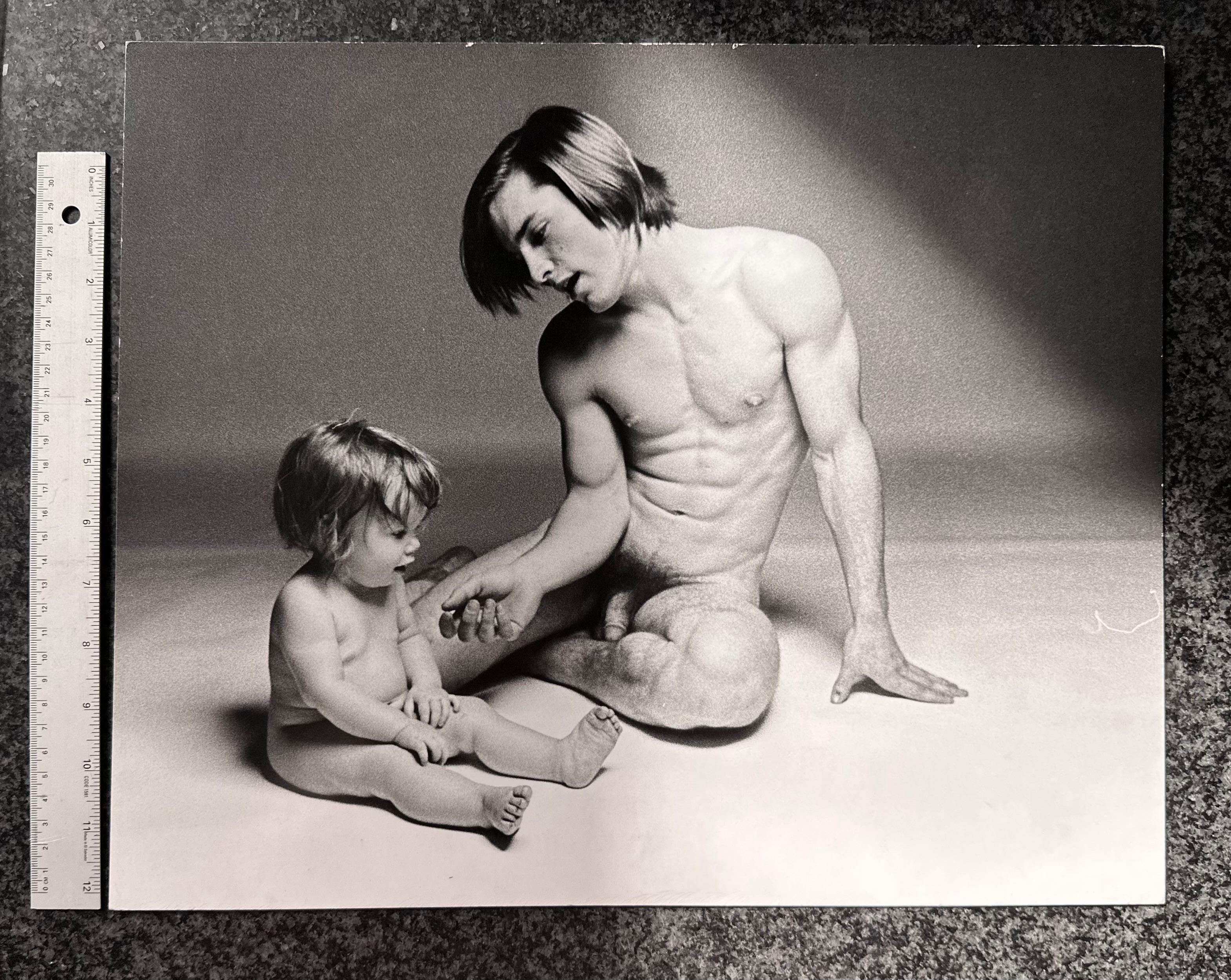 Francesco Scavullo, Joe Dallesandro mit einem kleinen Kind, 19,25 x 13,25 in Seltenes Foto aus Scavullos New Yorker Studio. 1968. Foto auf Karton montiert. Äußerst seltenes Bild aus der Fotoserie von Scavullo, die Joe Dallesandro und sein Kind