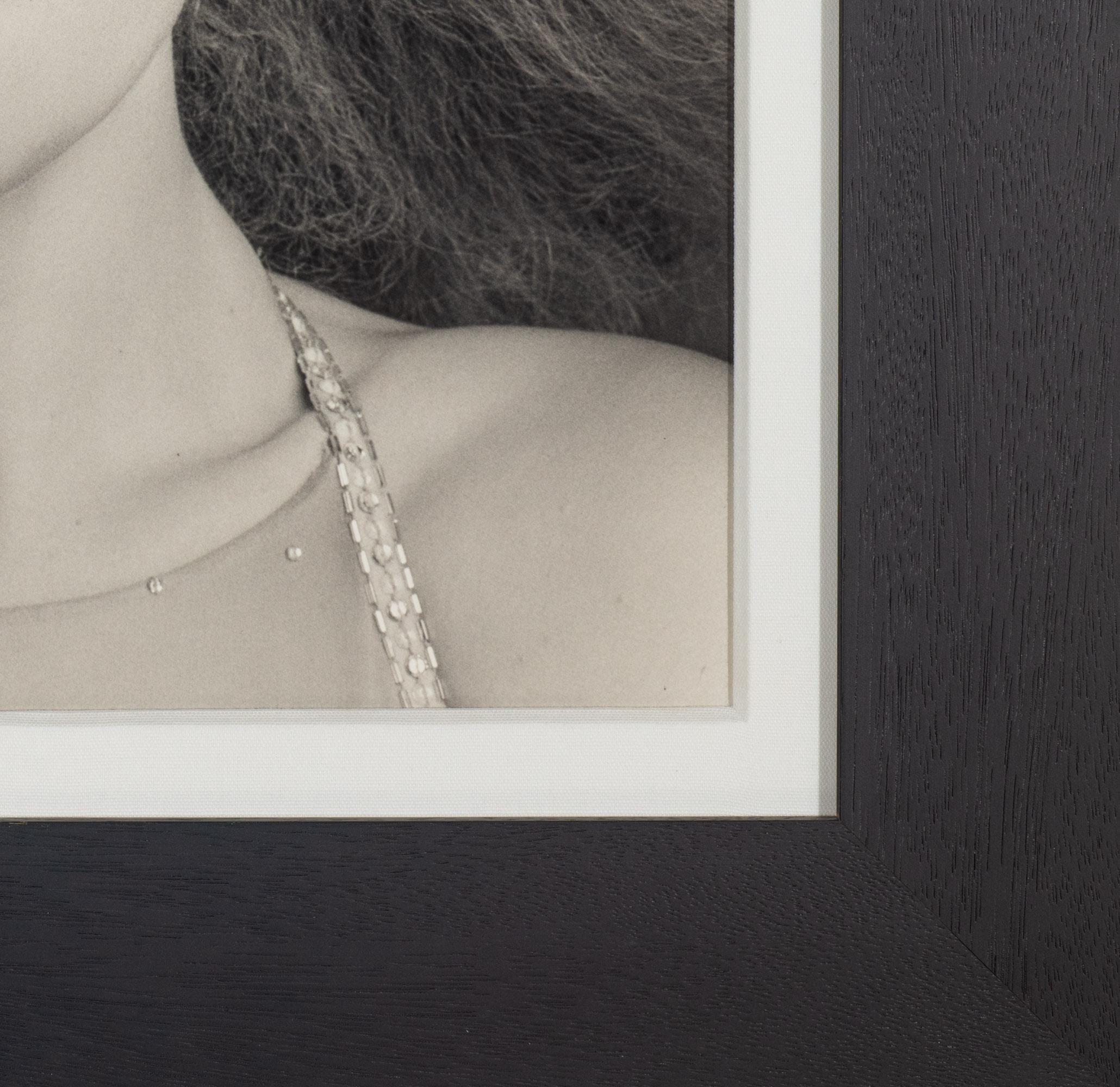 Bernadette Peters è una stampa alla gelatina d'argento creata nel 2004 da un negativo del 1977. Un esempio di questo  Il ritratto fotografico è di proprietà dello Smithsonian per la sua National Portrait Gallery che detiene una serie completa
