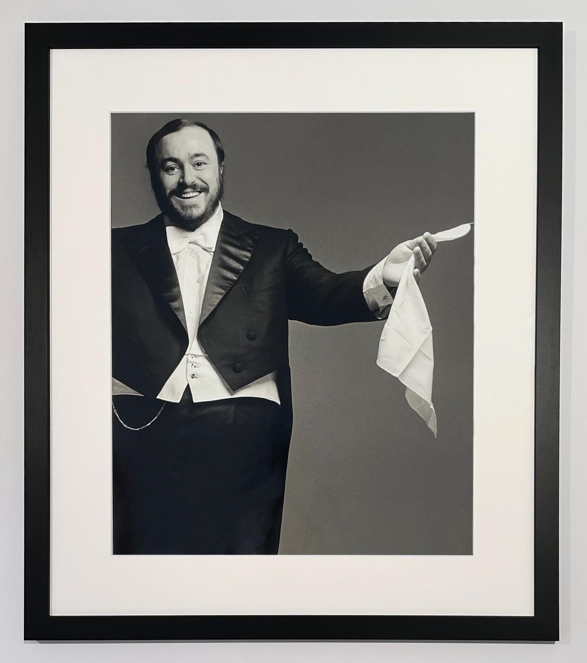 Pavarotti, 1977 (Fotorealismus), Photograph, von Francesco Scavullo