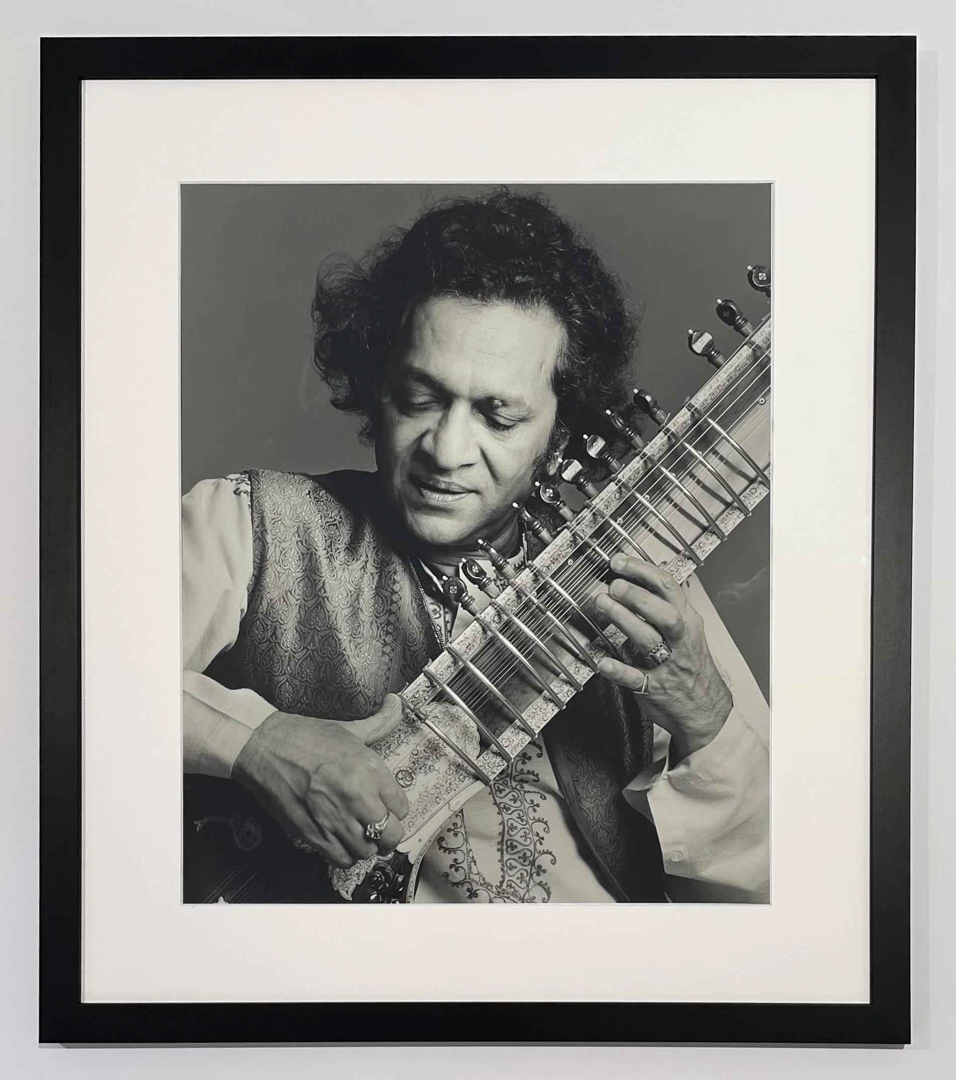Ravi Skankar, 1977 (Fotorealismus), Photograph, von Francesco Scavullo