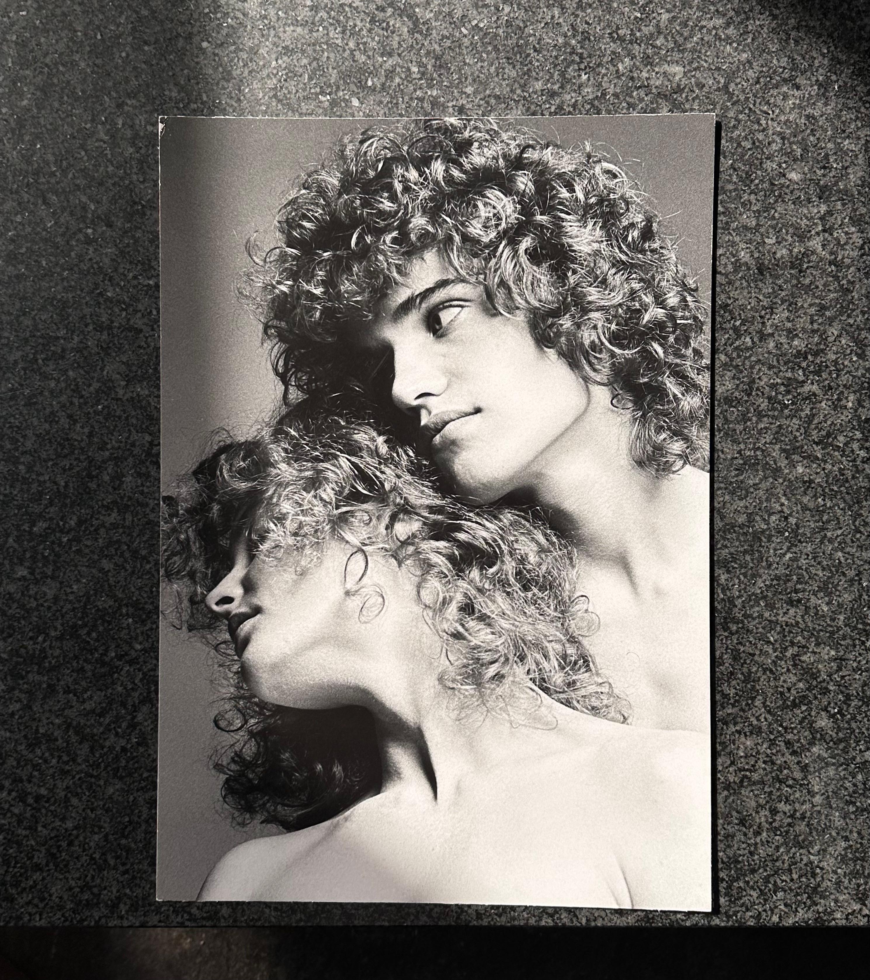 Francesco Scavullo Schwarz-Weiß-Fotografie Jay & Jed Johnson, auf Karton aufgezogen. Vom Scavullo Studio. 1968-9. 18,25 x 12,25 cm. 
Die Zwillinge Jay und Jed Johnson aus Minnesota zogen 1967 nach New York City, wo Jed (auf dem Foto oben mit